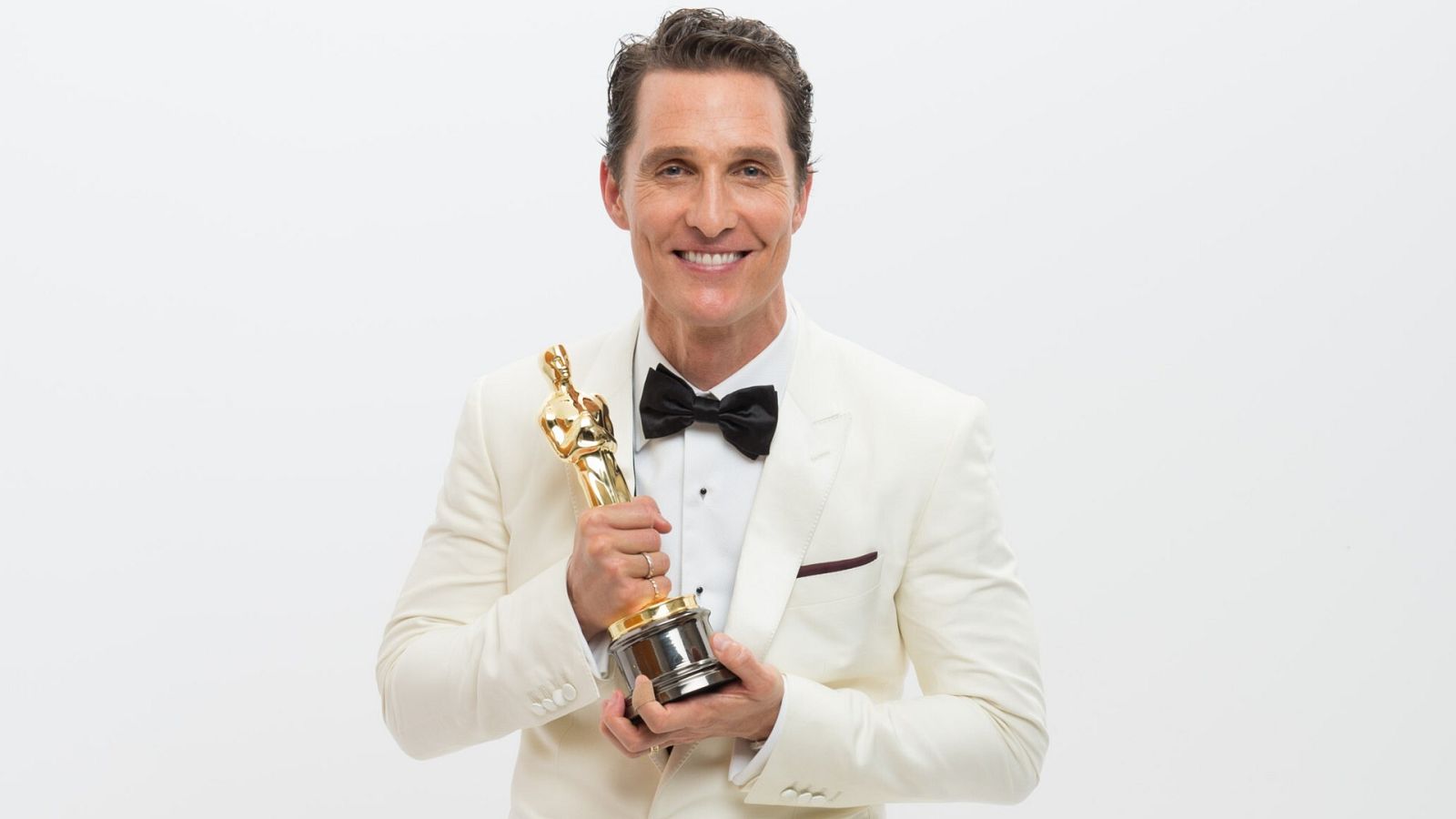 Matthew McConaughey junto a su Oscar en 2014