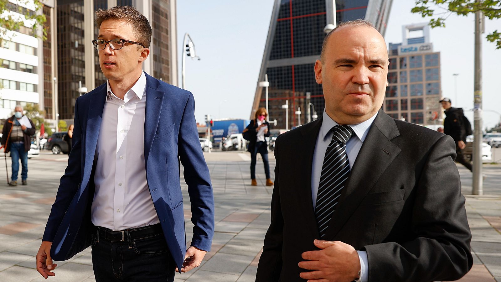 El diputado de Más País Íñigo Errejón (i), a su llegada a los juzgados de Plaza de Castilla el pasado 29 de abril.
