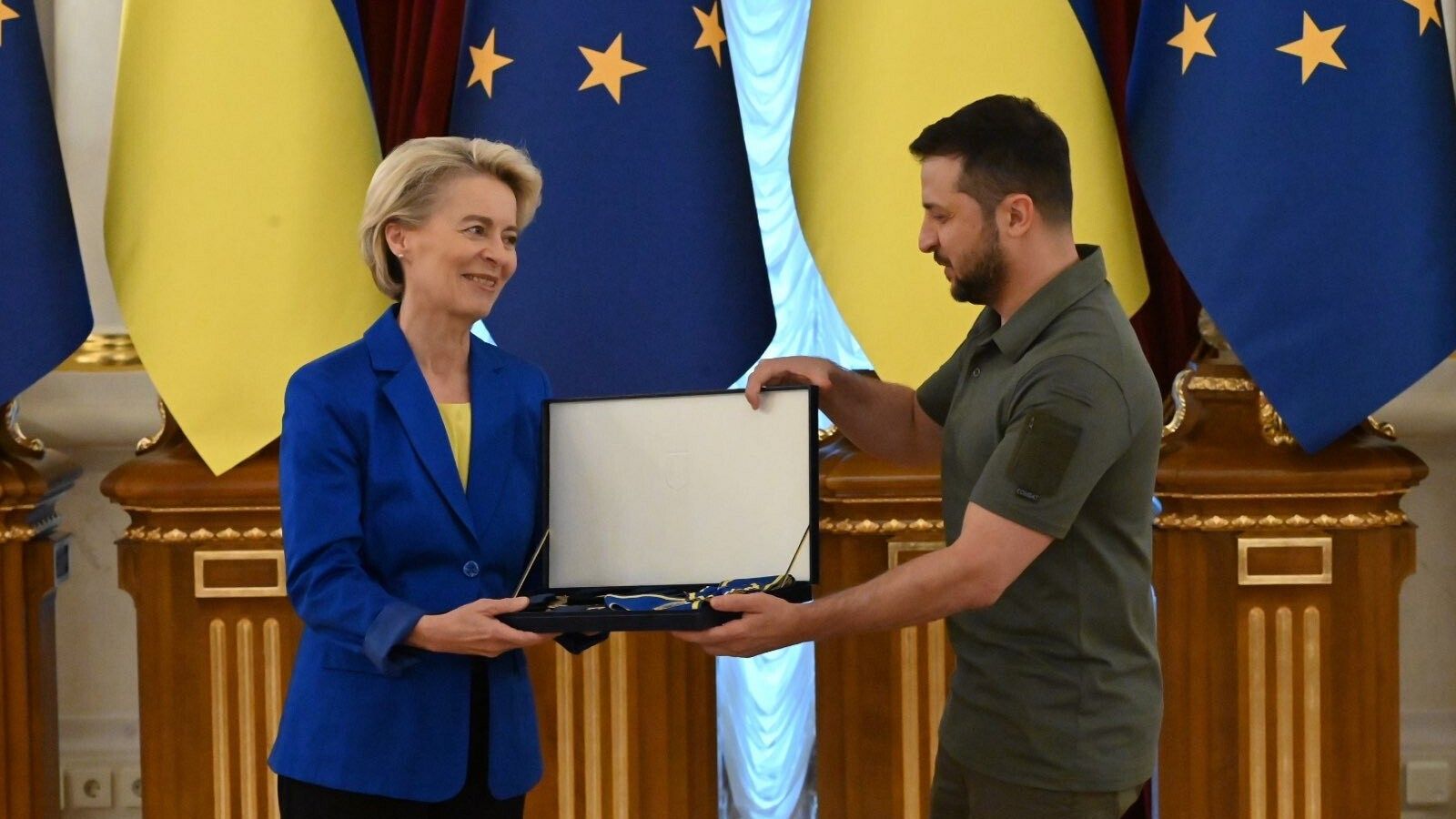 La presidenta de la Comisión Europea, Ursula Von der Leyen, recoge el galardón de la Primera Clase de la Orden de Yaroslav el Sabio en Kiev