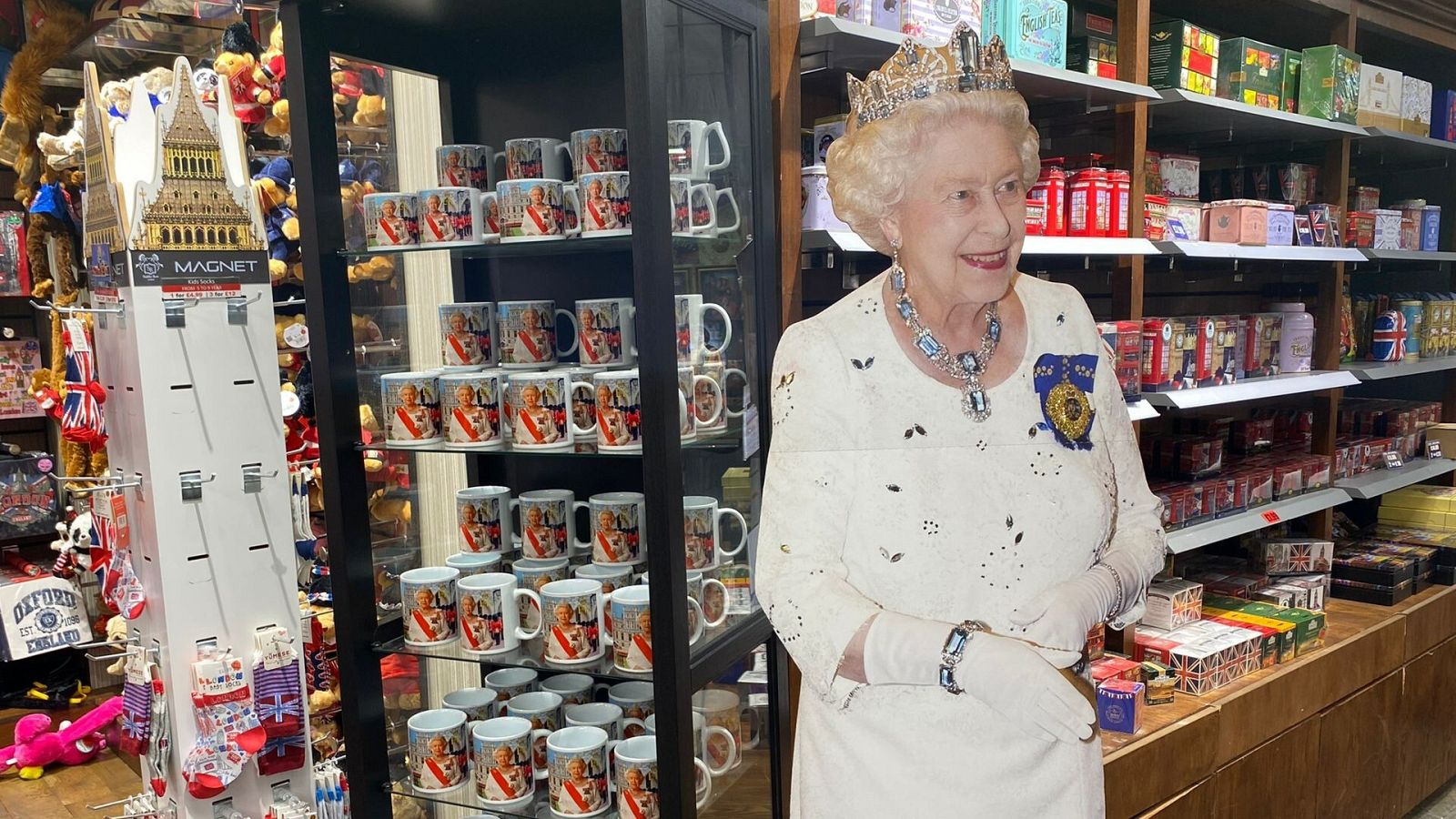 Tiendas de suvenires y hoteles hacen el agosto con la muerte de Isabel II