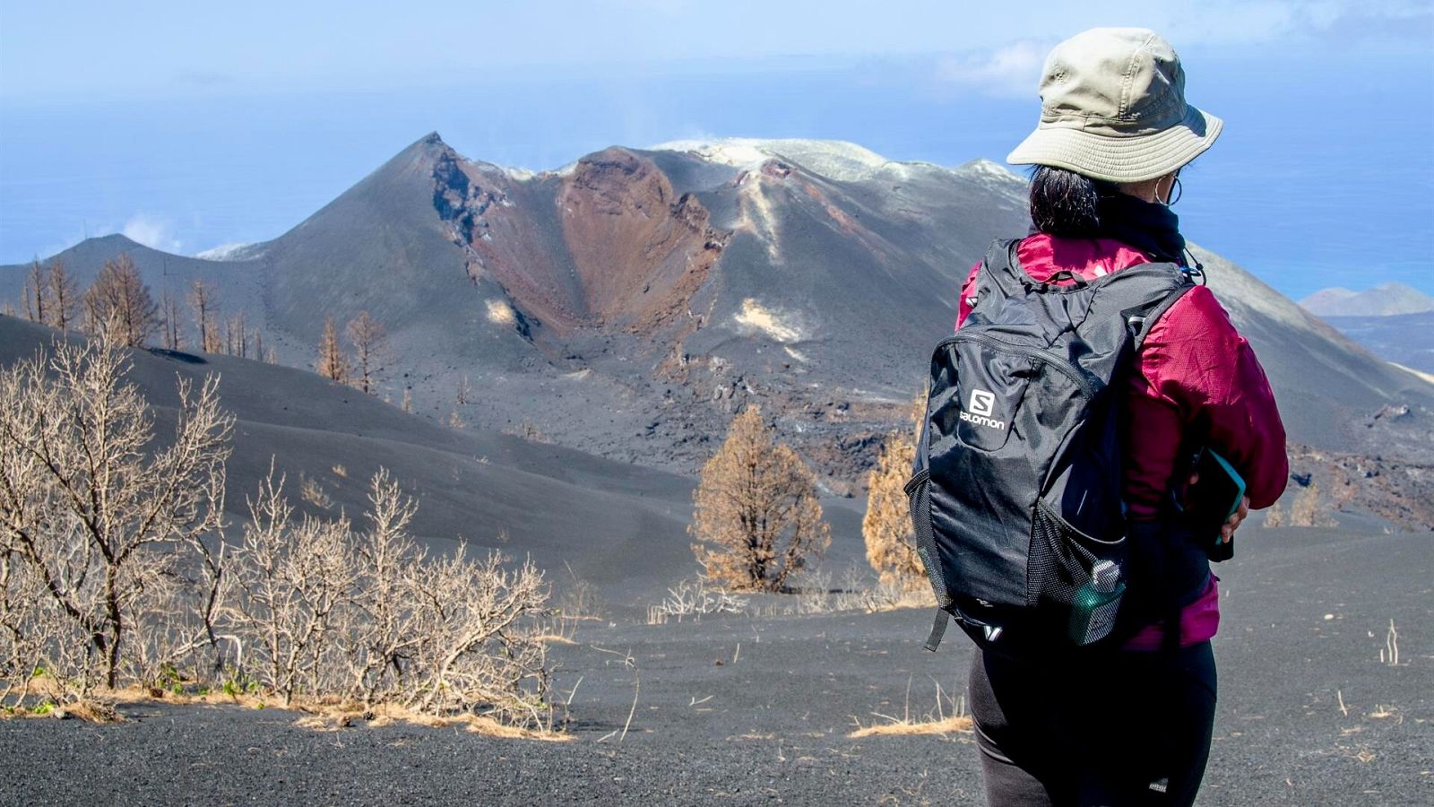 Una turista visista el volcán de La Palma