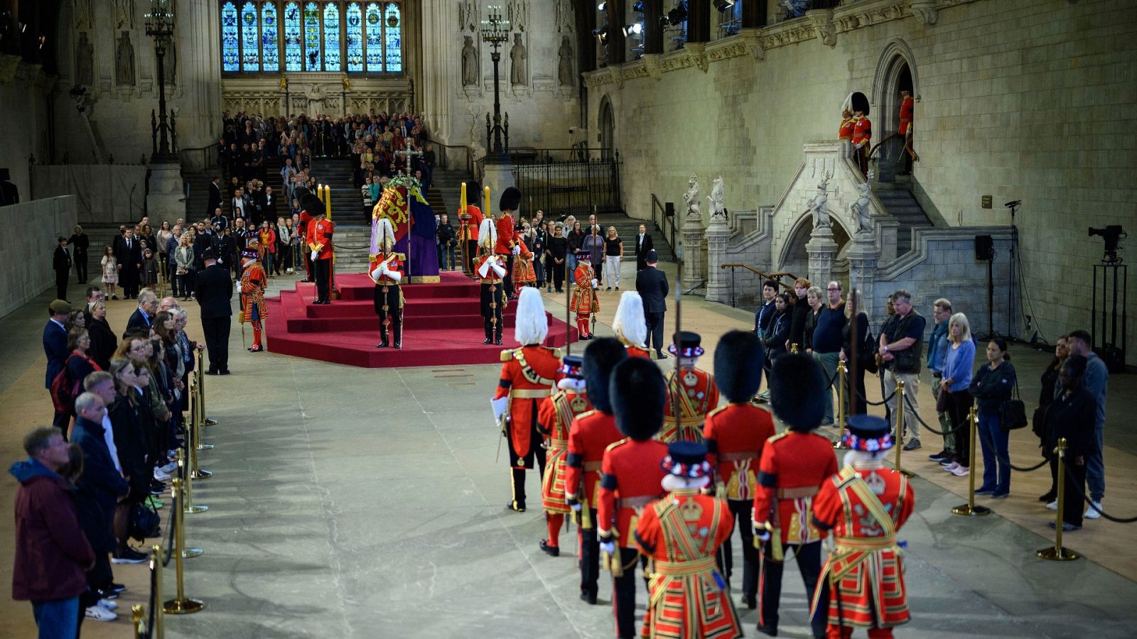 Cambio de guardia en la capilla ardiente de Isabel II