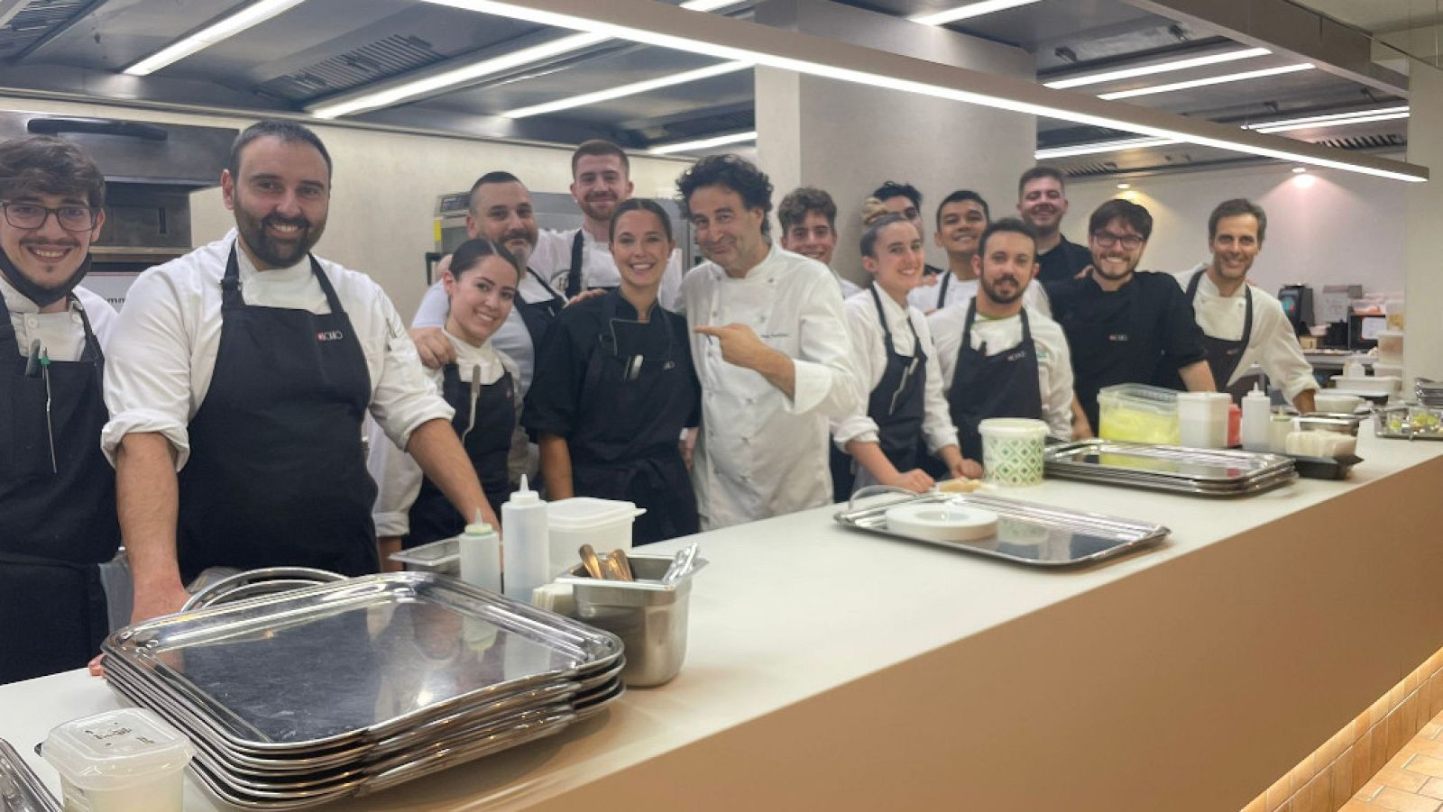 Verónica junto a Pepe Rodríguez y el equipo de El Bohío