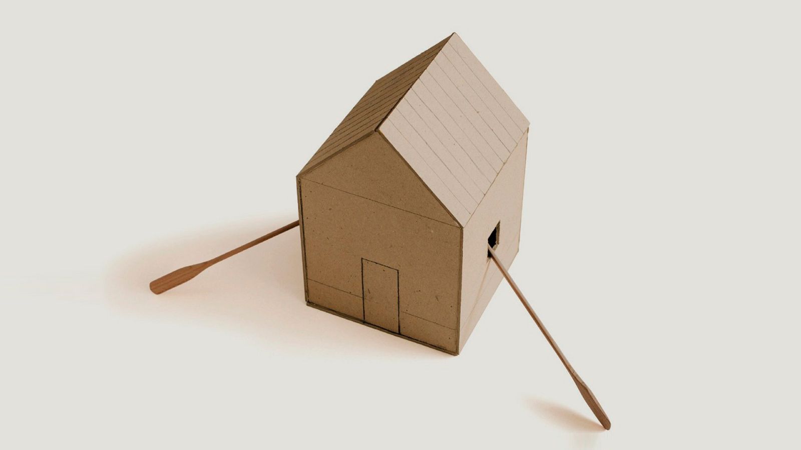 Caseta de cartó de la portada del llibre 'La família' de Sara Mesa