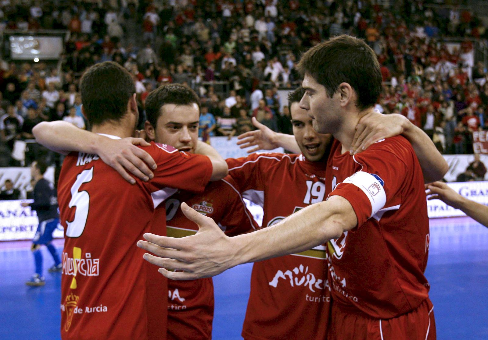 Los jugadores de ElPozo celebran la victoria ante el Barcelona tras la semifinal de la Copa de España de Fútbol Sala