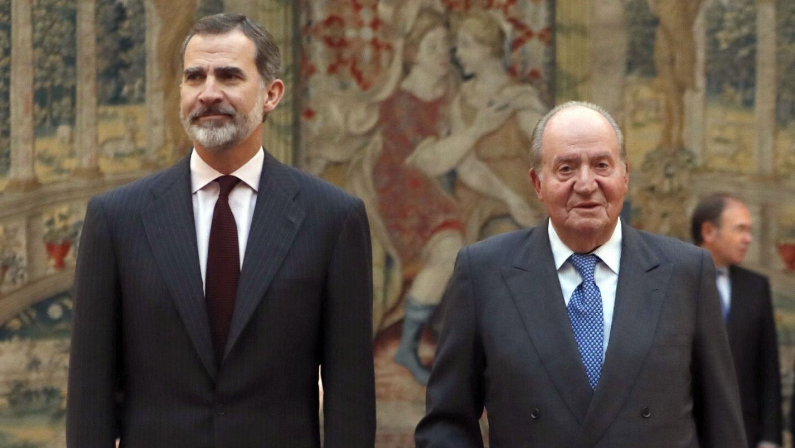 El rey Felipe VI y su padre, Juan Carlos I, en una imagen de 2018