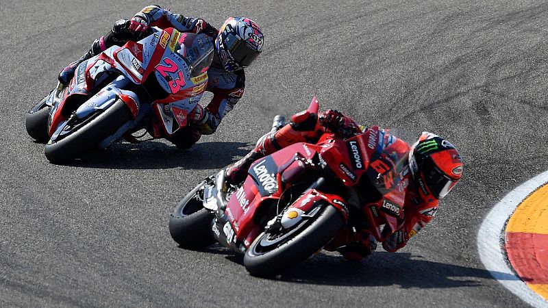 Bastianini arrebata el triunfo a Bagnaia en una carrera con abandono de Quartararo y Márquez