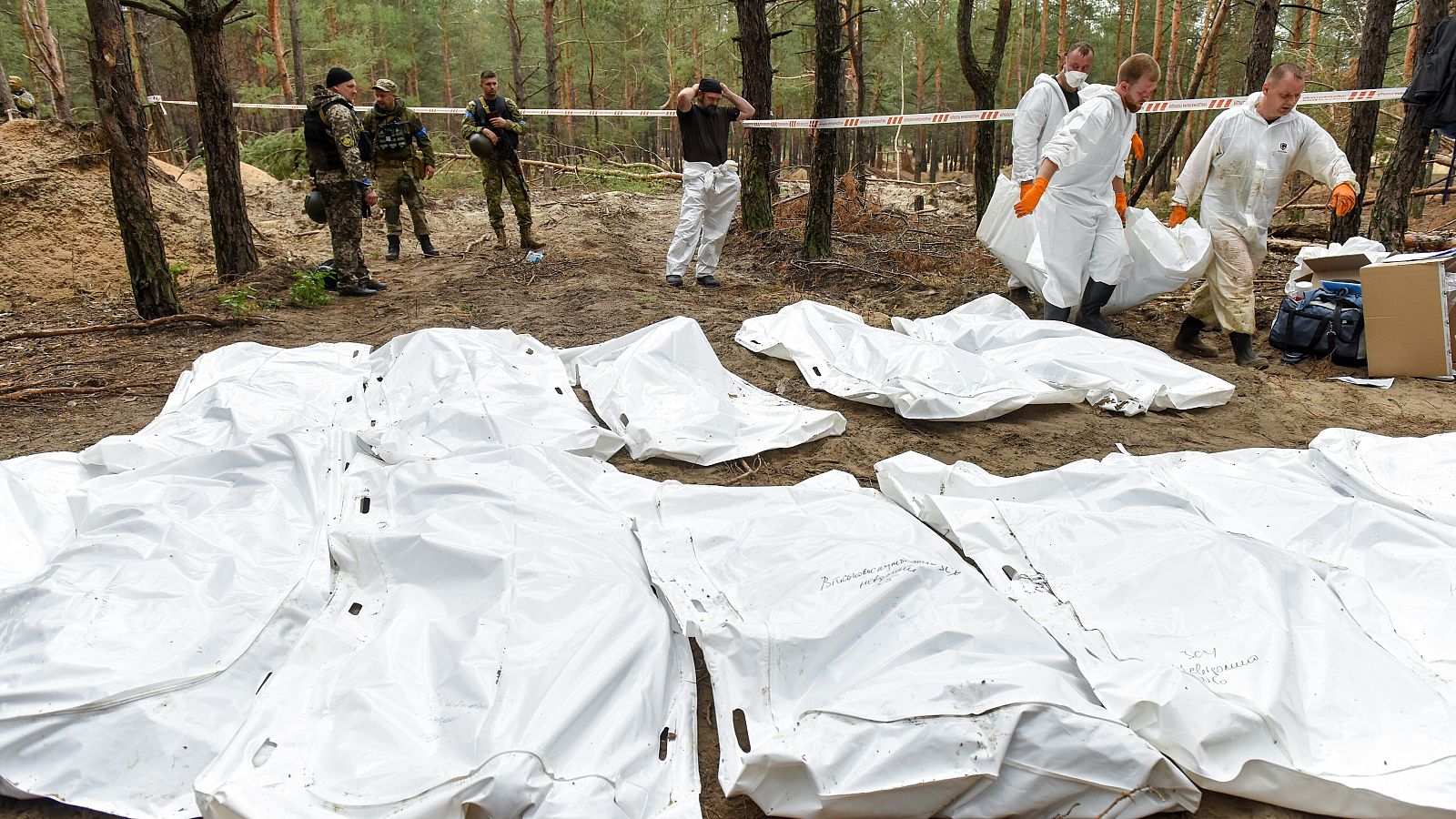 Imagen de los trabajos de exhumación de los cadáveres encontrados en la ciudad de Izium.