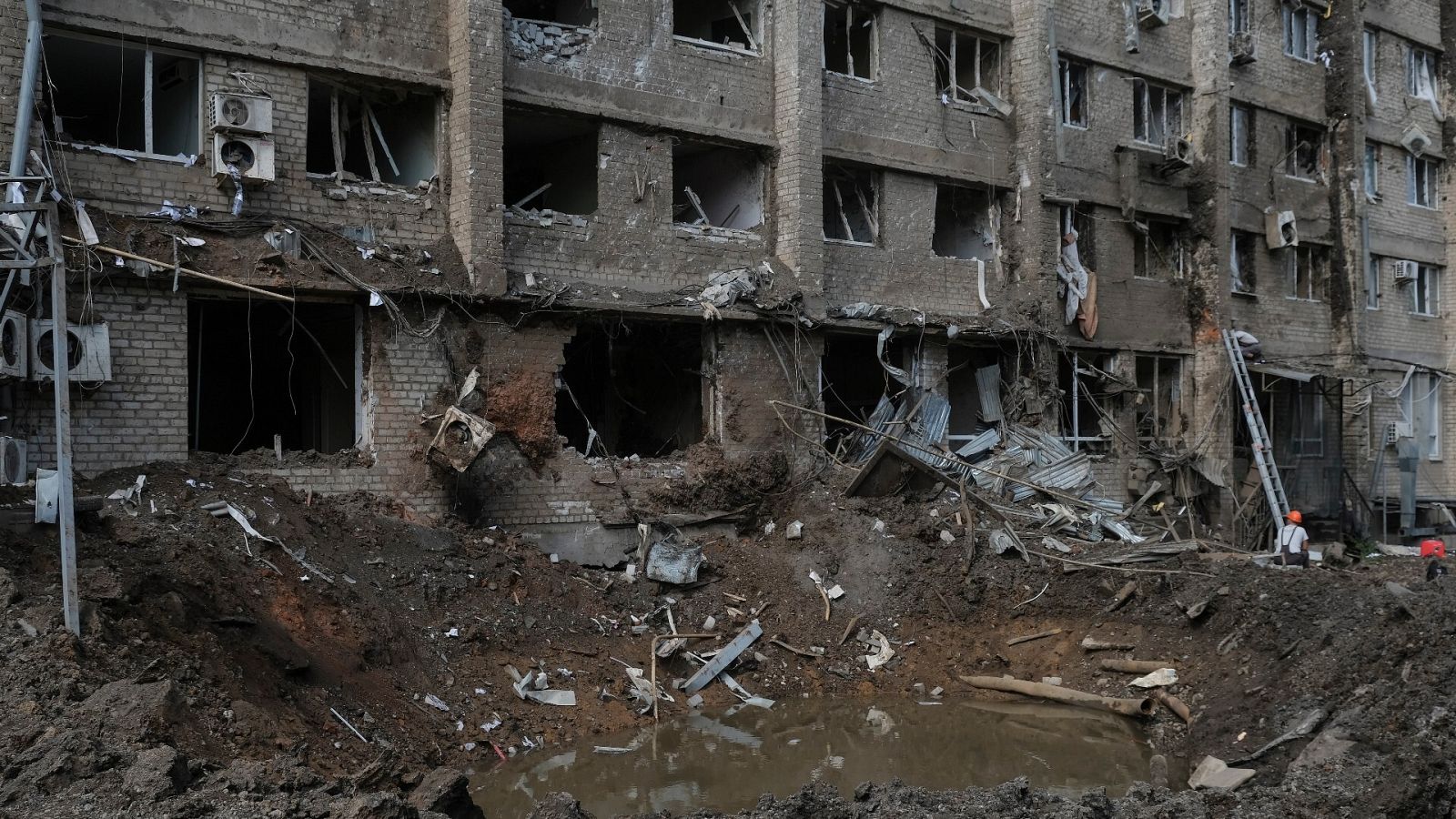 Un hotel dañado por los bombardeos en la ciudad de Kramatorsk