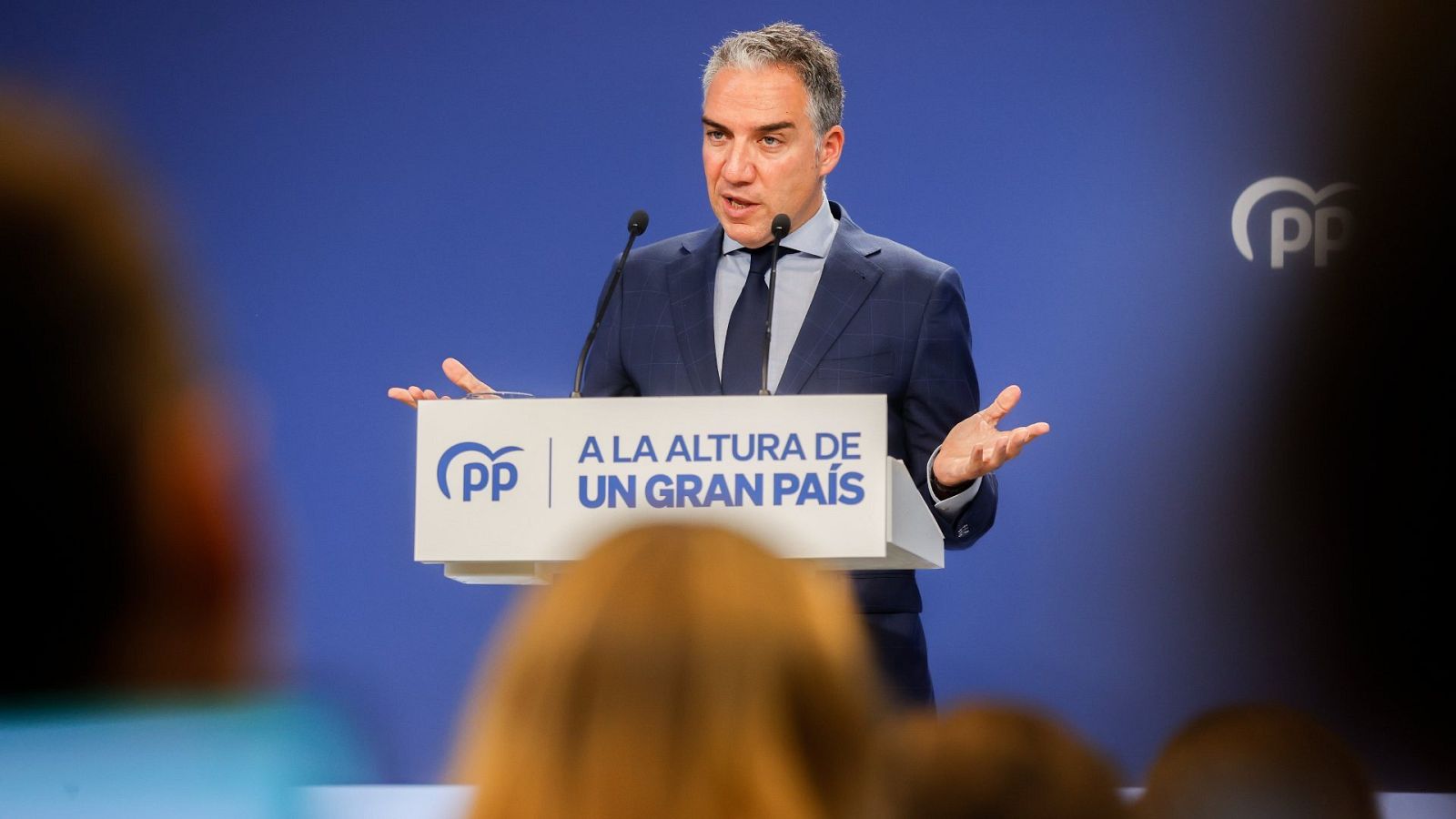 El coordinador general del PP, Elías Bendodo, durante la rueda de prensa