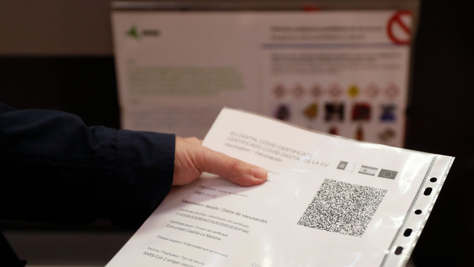 Un viajero presenta un pasaporte COVID en un aeropuerto español