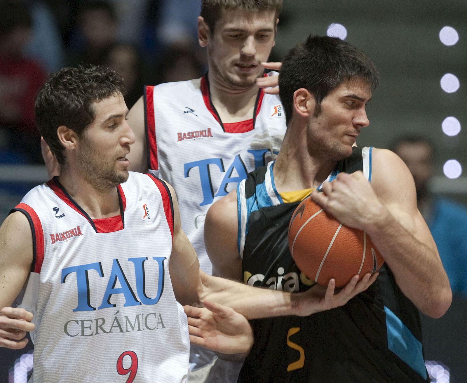 PARTIDO ENTRE TAU BASKONIA DE VITORIA Y CAJASOL DE SEVILLA