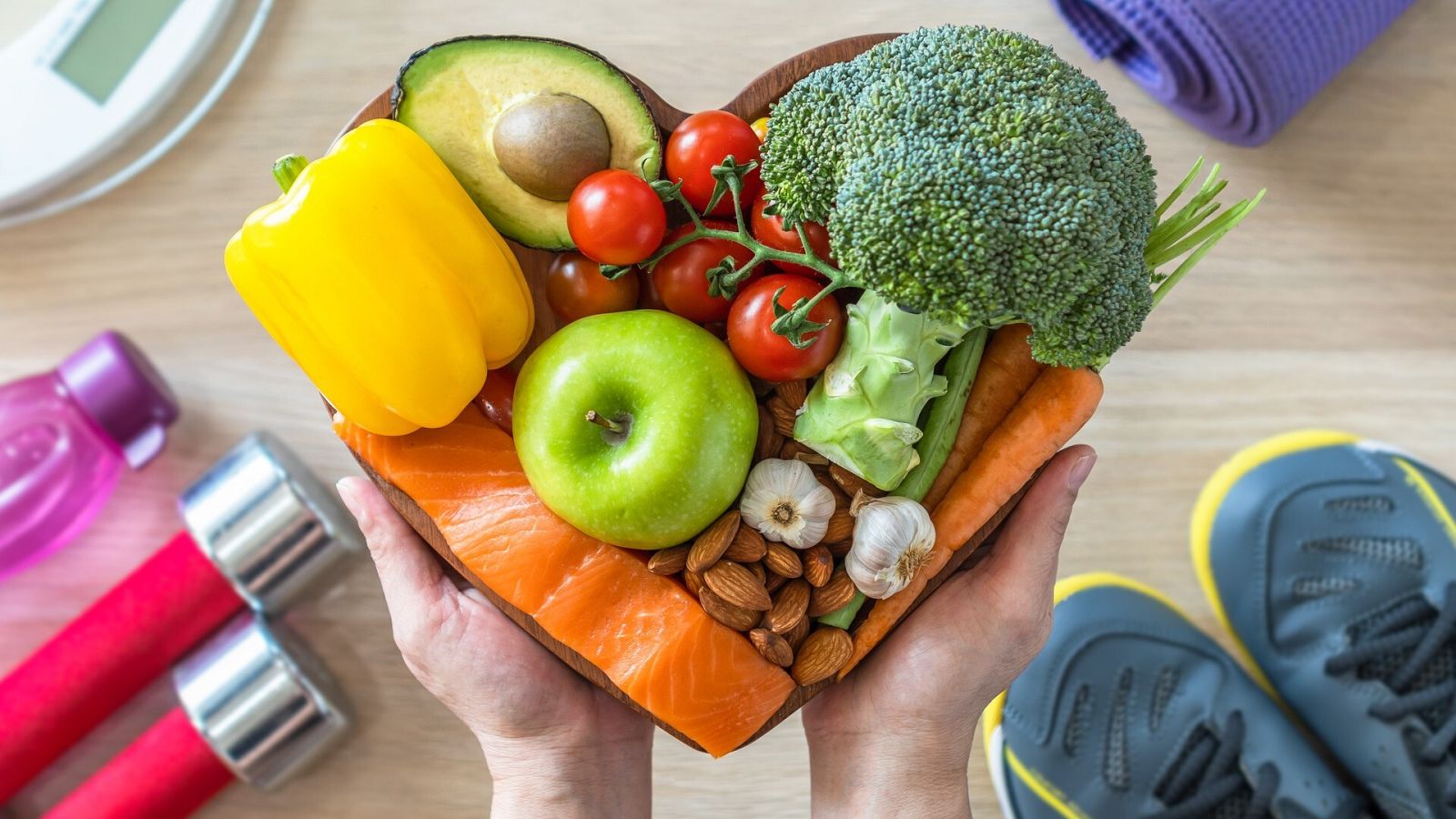 Frutos secos a diario y tres raciones de pescado y marisco a la semana