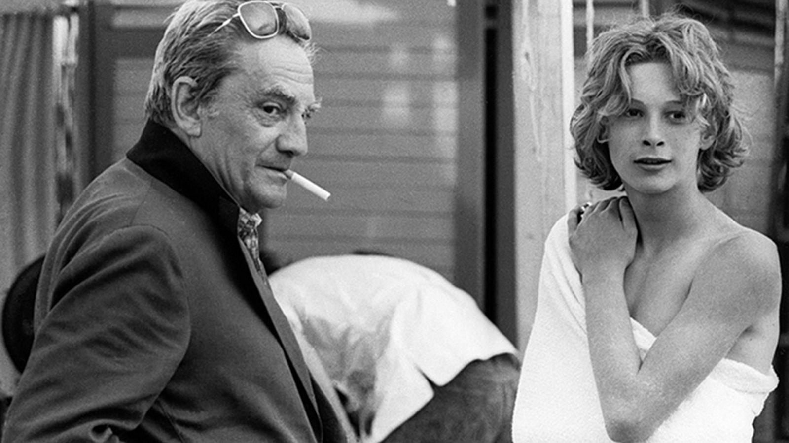 El cineasta Luchino Visconti y el actor Björn Andrésen durante el rodaje de 'Muerte en Venecia'