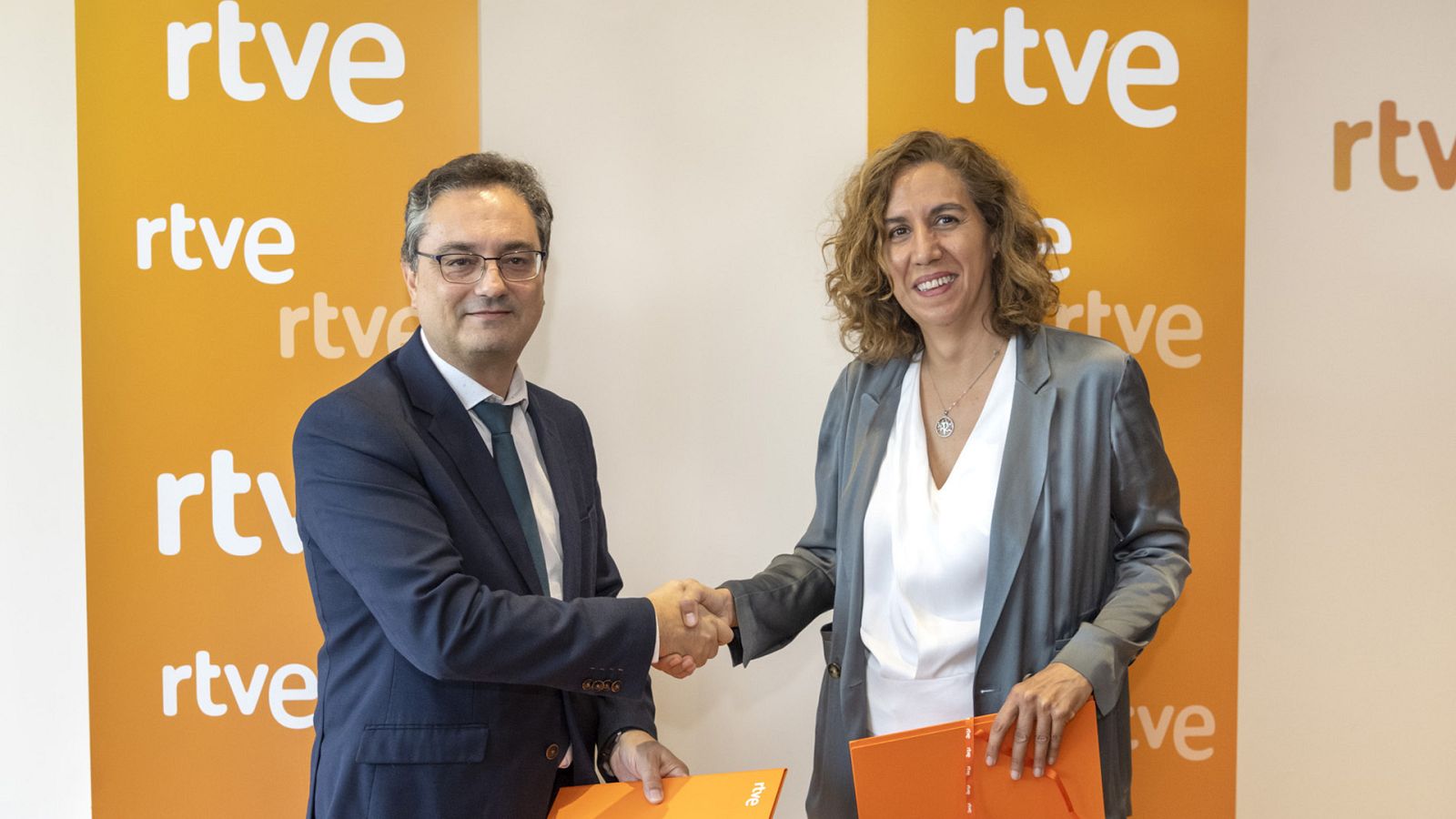 El secretario general de RTVE, Alfonso Morales, y la directora general de Casa Árabe, Irene Lozano
