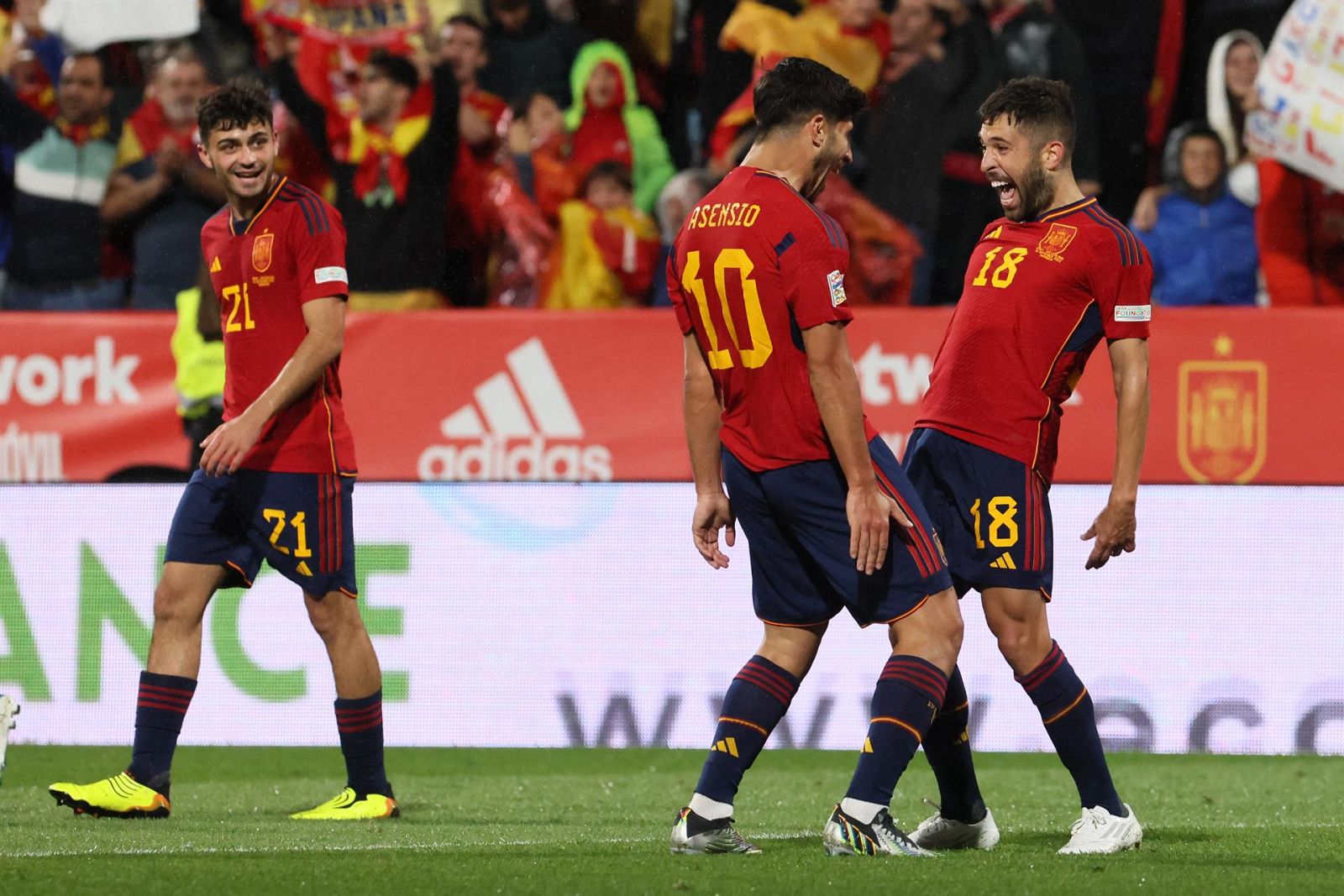 Los jugadores de la selección celebrando el gol de Jordi Alba