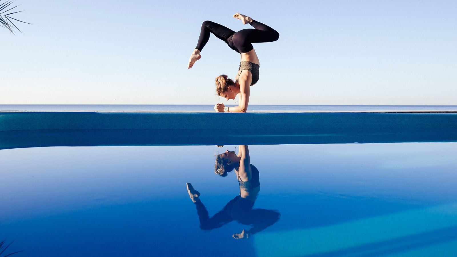 ¿Por qué nos reflejamos en el agua?