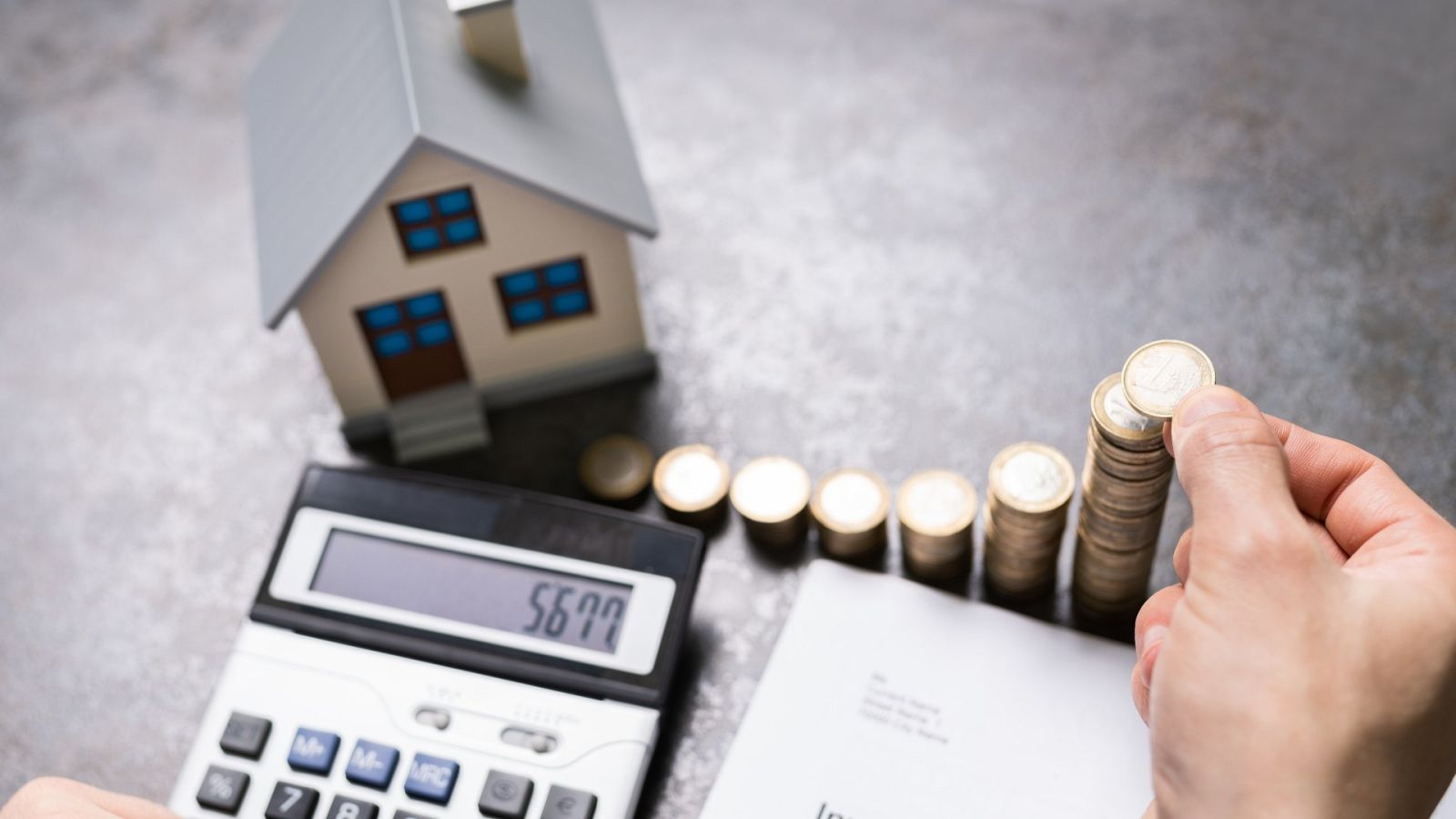 Imagen de monedas junto a una calculadora