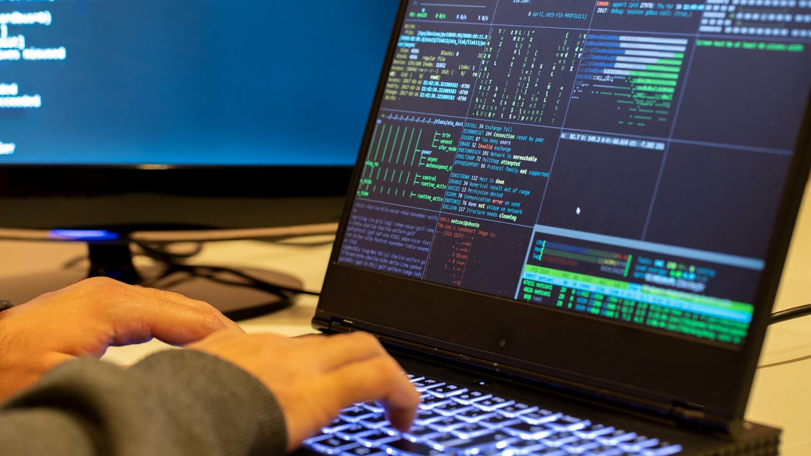 Imagen recurso de un hacker realizando un ciberataque