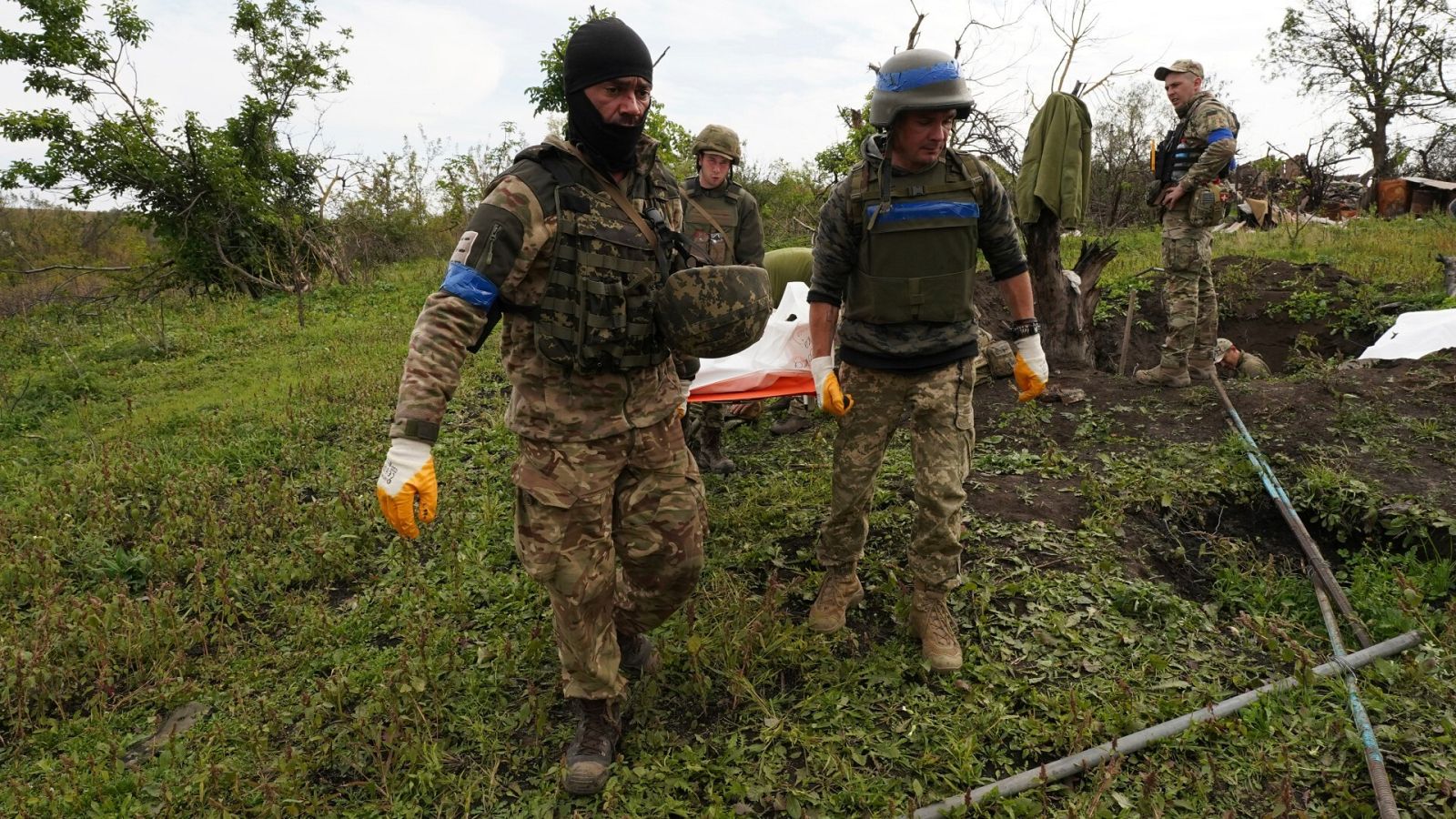Soldados ucranianos llevan el cuerpo de su compañero de armas muerto en una batalla contra las tropas rusas en la región de Járkov
