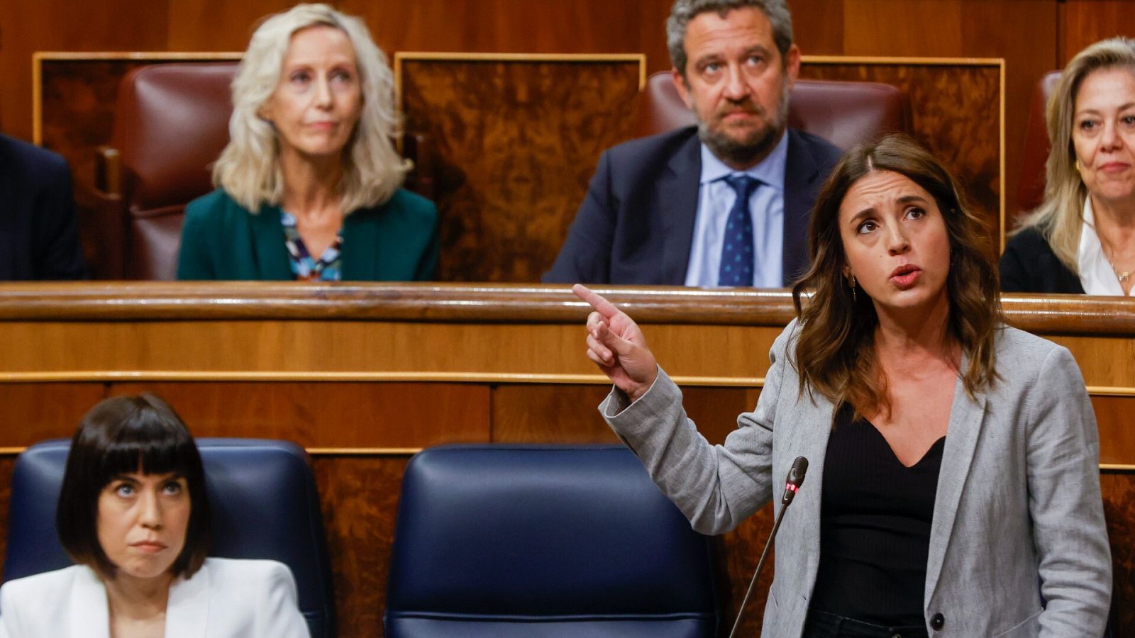 La ministra de Igualdad, Irene Montero responde una pregunta de la oposición durante la sesión de control al Gobierno