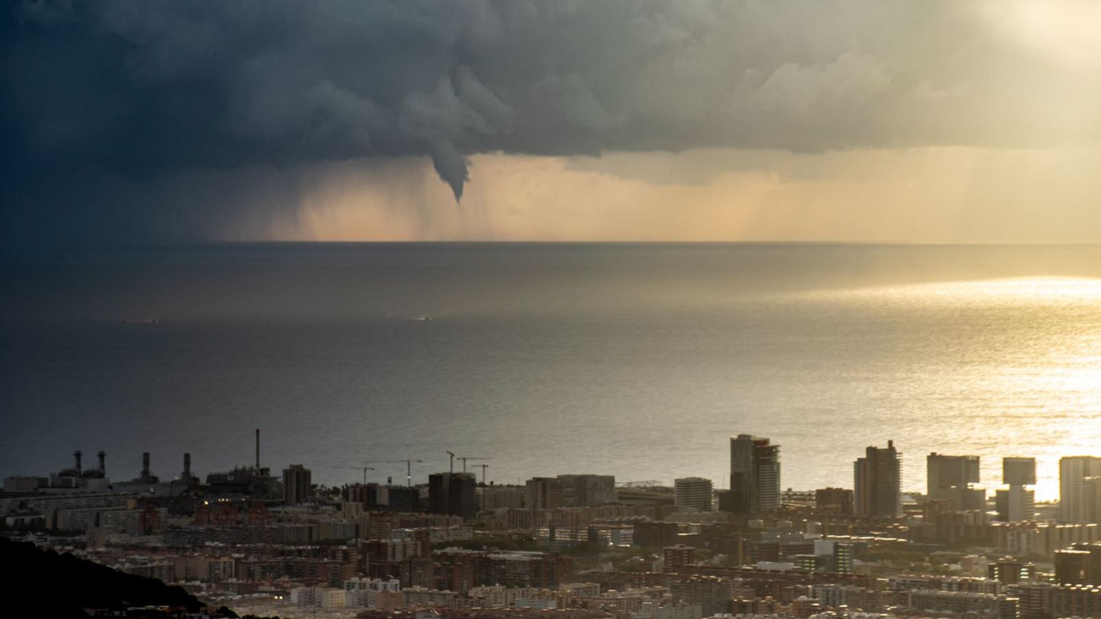 Mànega marina enfront la costa de Barcelona