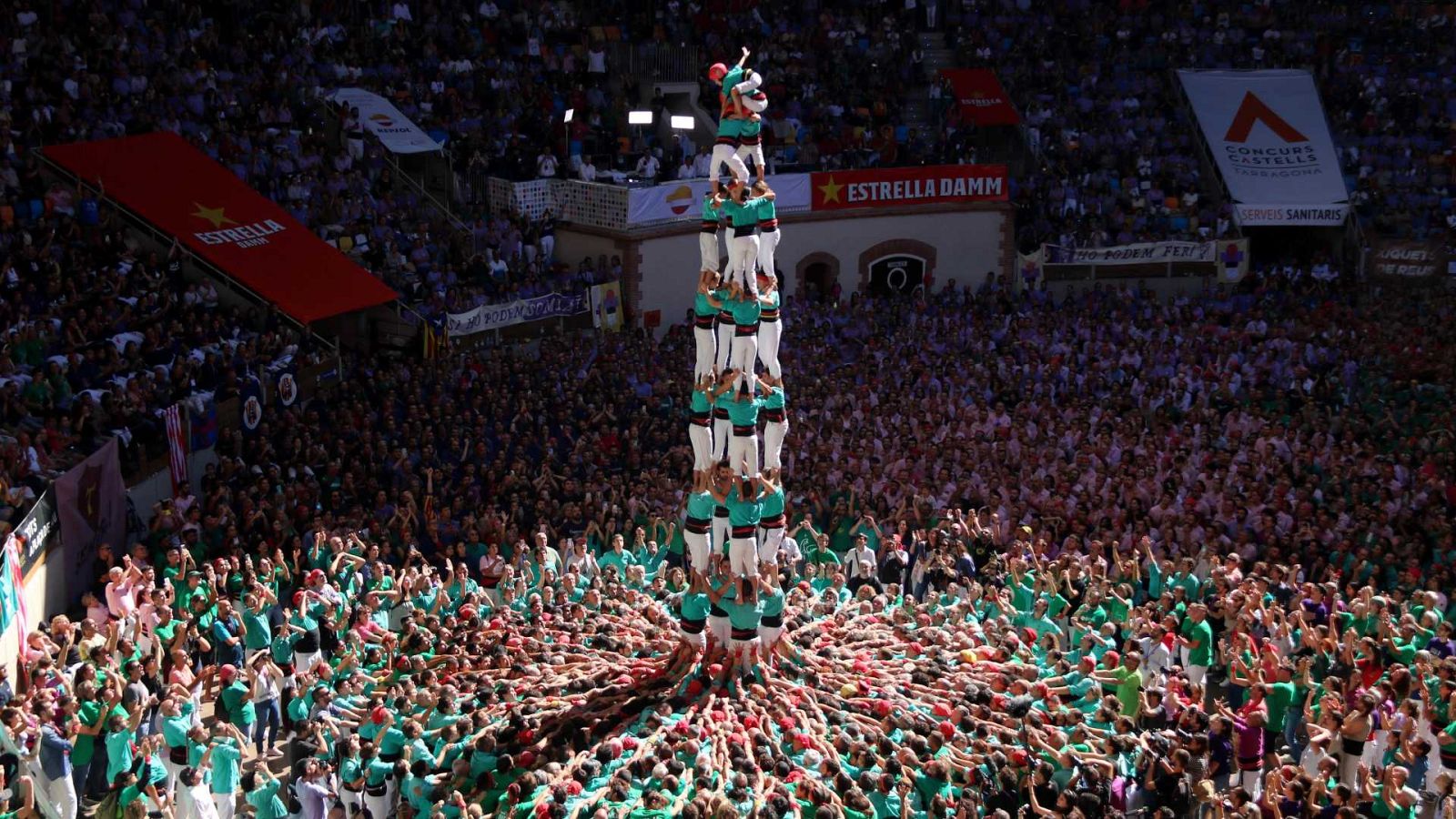 Els Castellers de Vilafranca carreguen un dels castells que els ha portat a la victòria