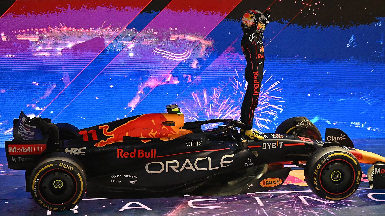 Pérez reina en Singapur y Sainz sube al podio