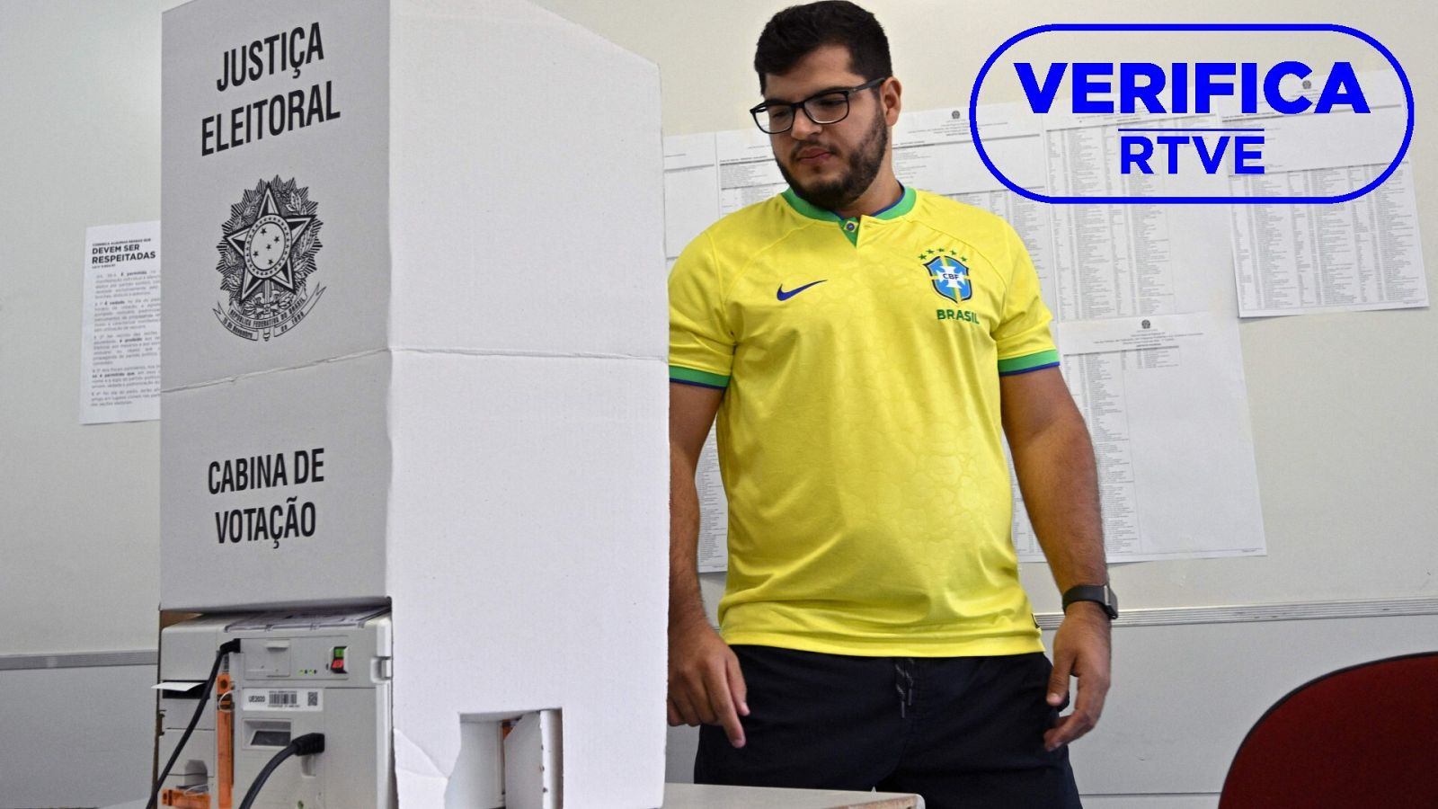 Un votante en un centro electoral de Brasil en las elecciones del 2 de octubre