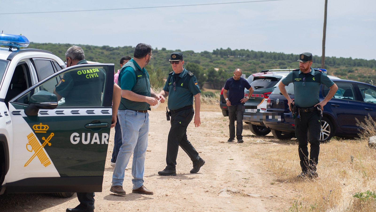 Imagen de archivo de unos guardias civiles realizando labores de inspección