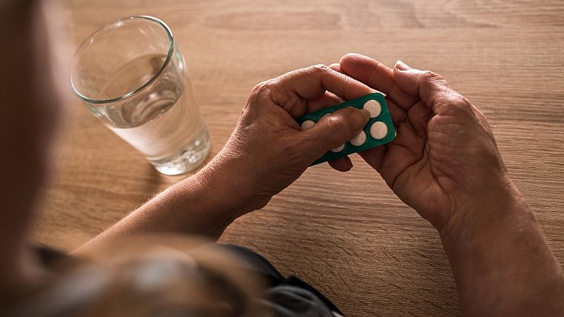 Automedicarse, una práctica tan común como peligrosa: "Te la estás jugando, no son caramelos"