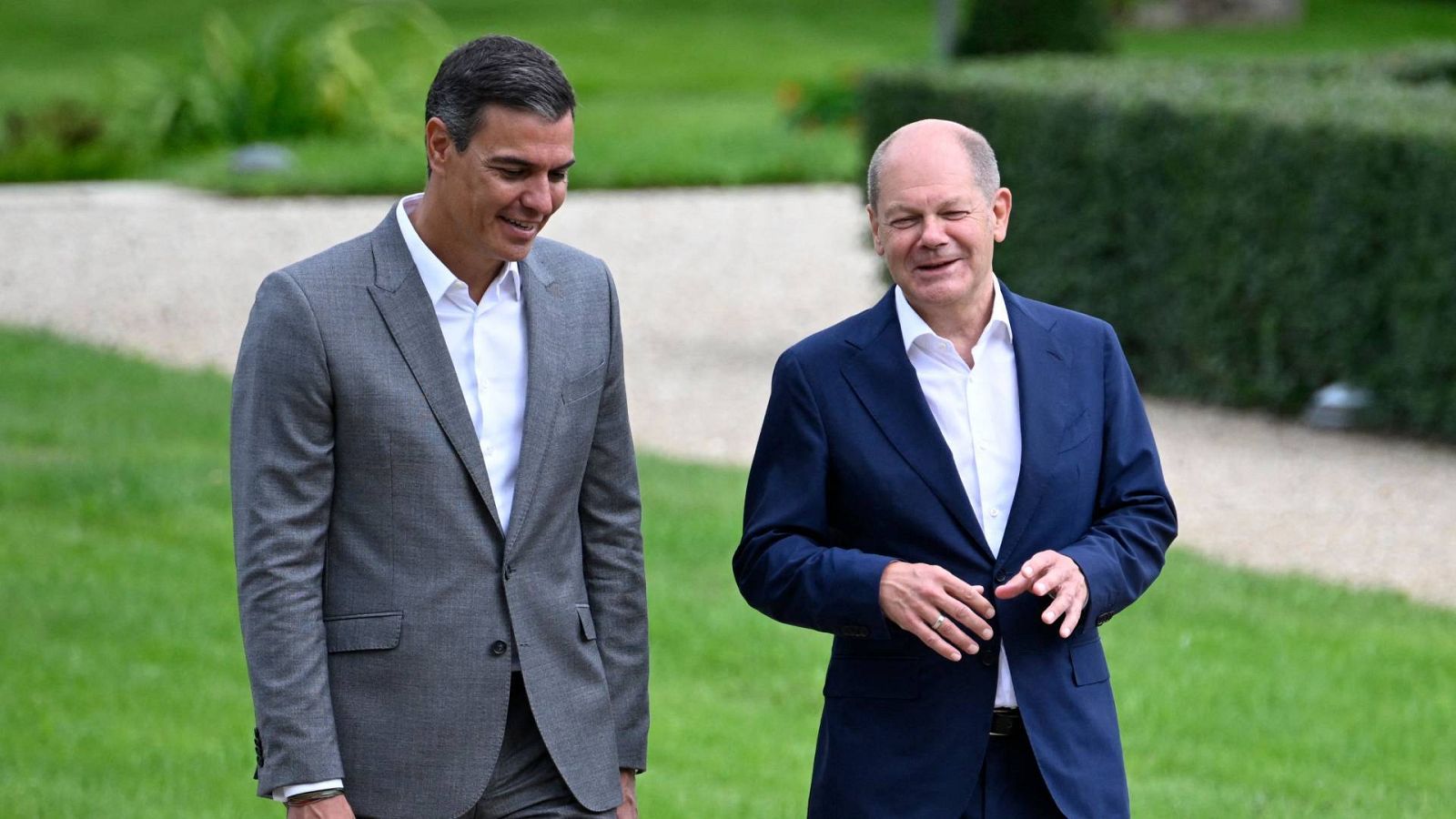 El presidente del Gobierno, Pedro Sánchez, y el canciller alemán, Olaf Scholz, durante su encuentro en Alemania