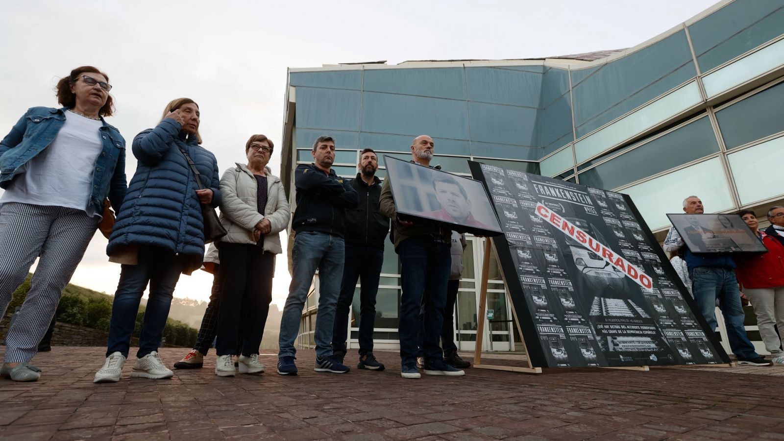 Familiares de las víctimas del Alvia que descarriló en Santiago se concentran en el primer día del juicio