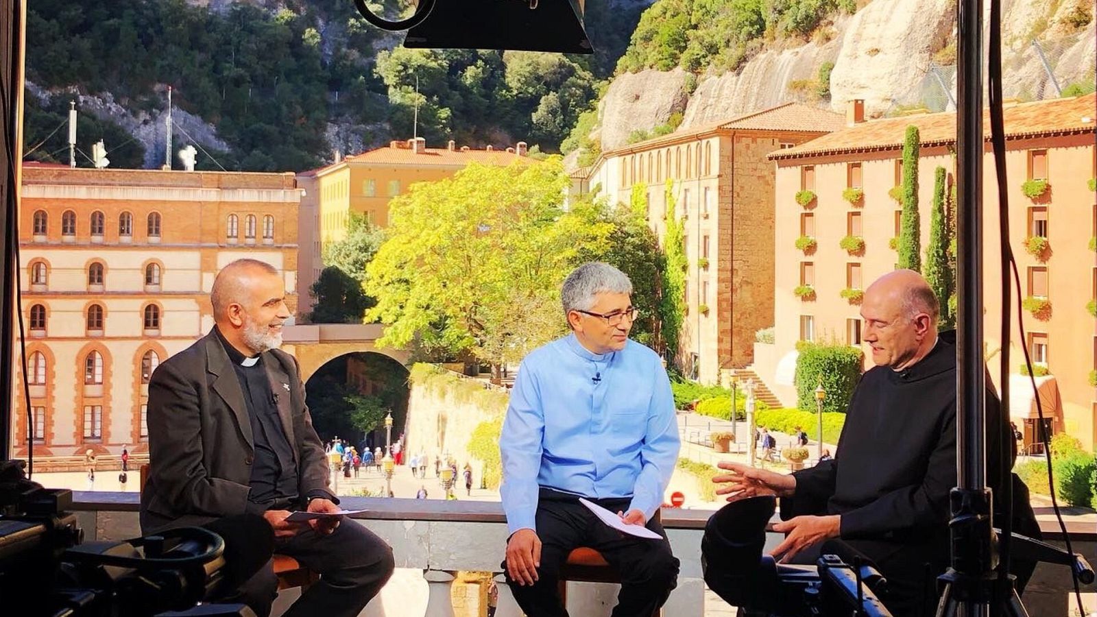 El director de La Missa de RTVE, Ignasi Miranda, Mn. Carles Cahuana, i el rector del Santuari de Montserrat, Joan M. Mayol