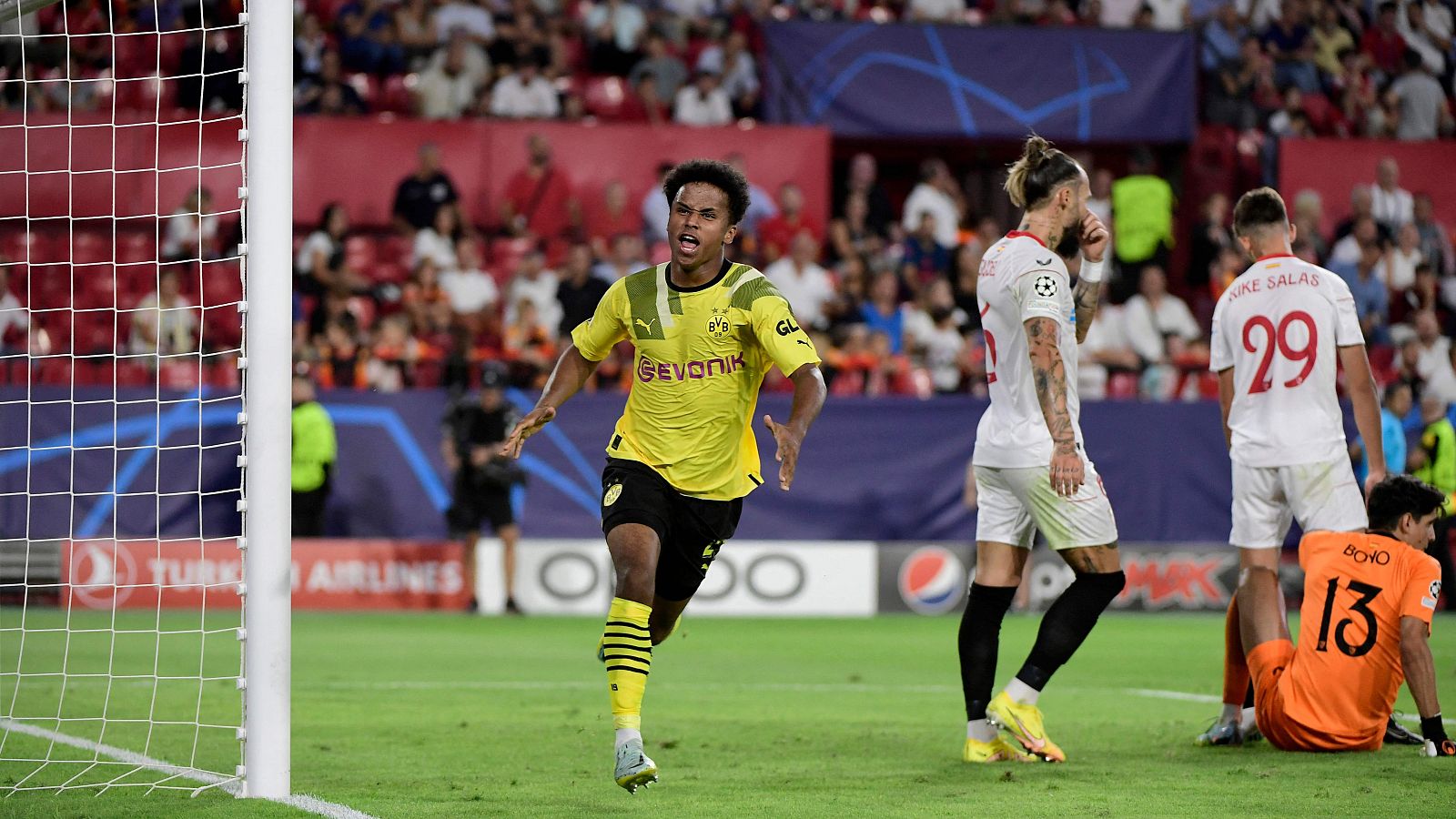 El Sevilla vuelve a tropezar en Champions con Lopetegui en la puerta de salida