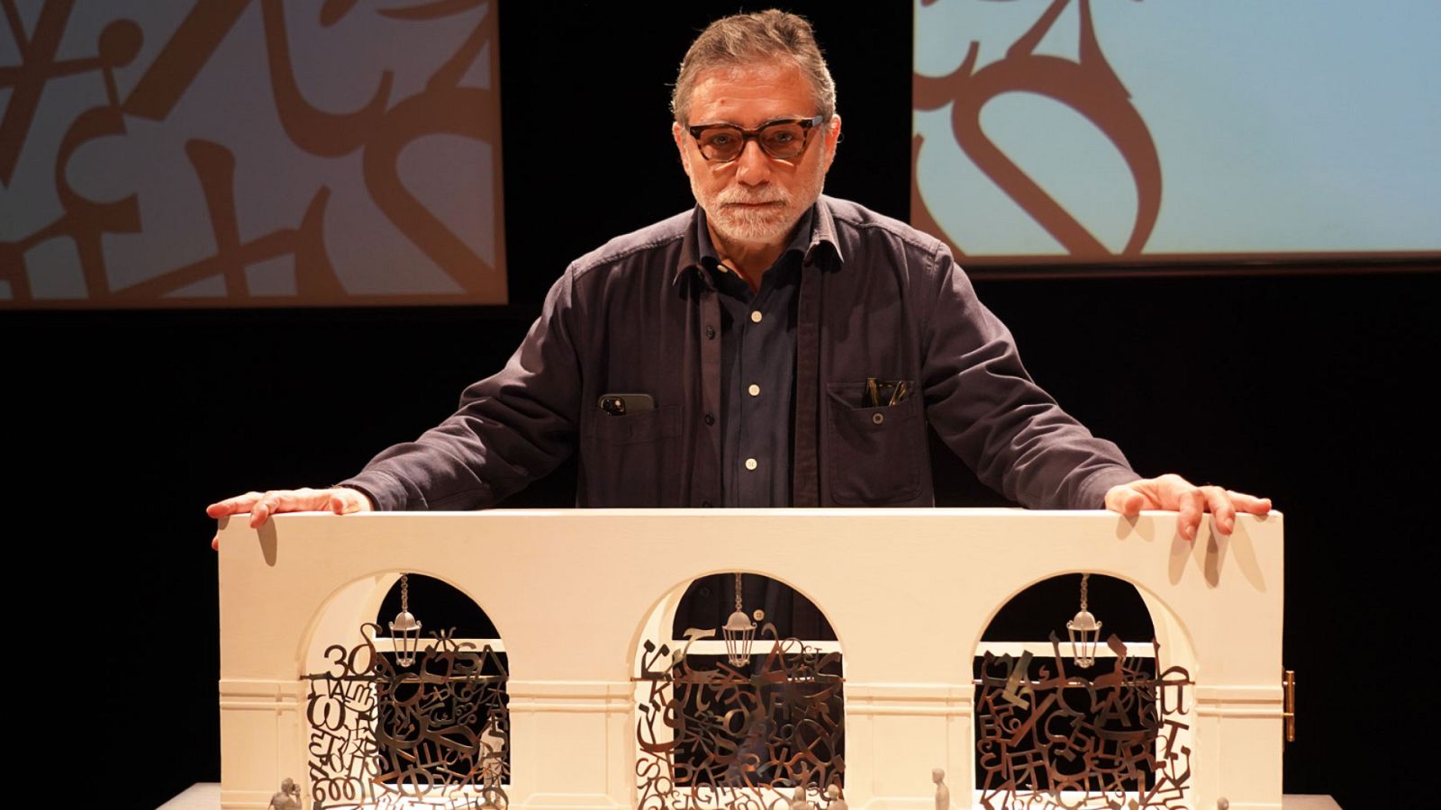 El artista Jaume Plensa posa junto a la maqueta de su proyecto 'Constel·lacions'