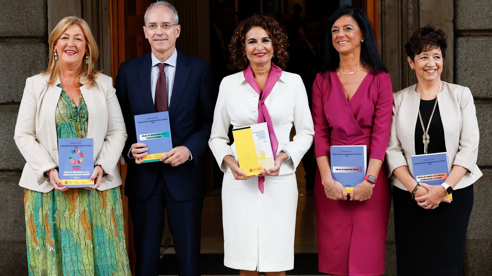 María Jesús Montero flanqueada por los altos cargos del Ministerio de Hacienda