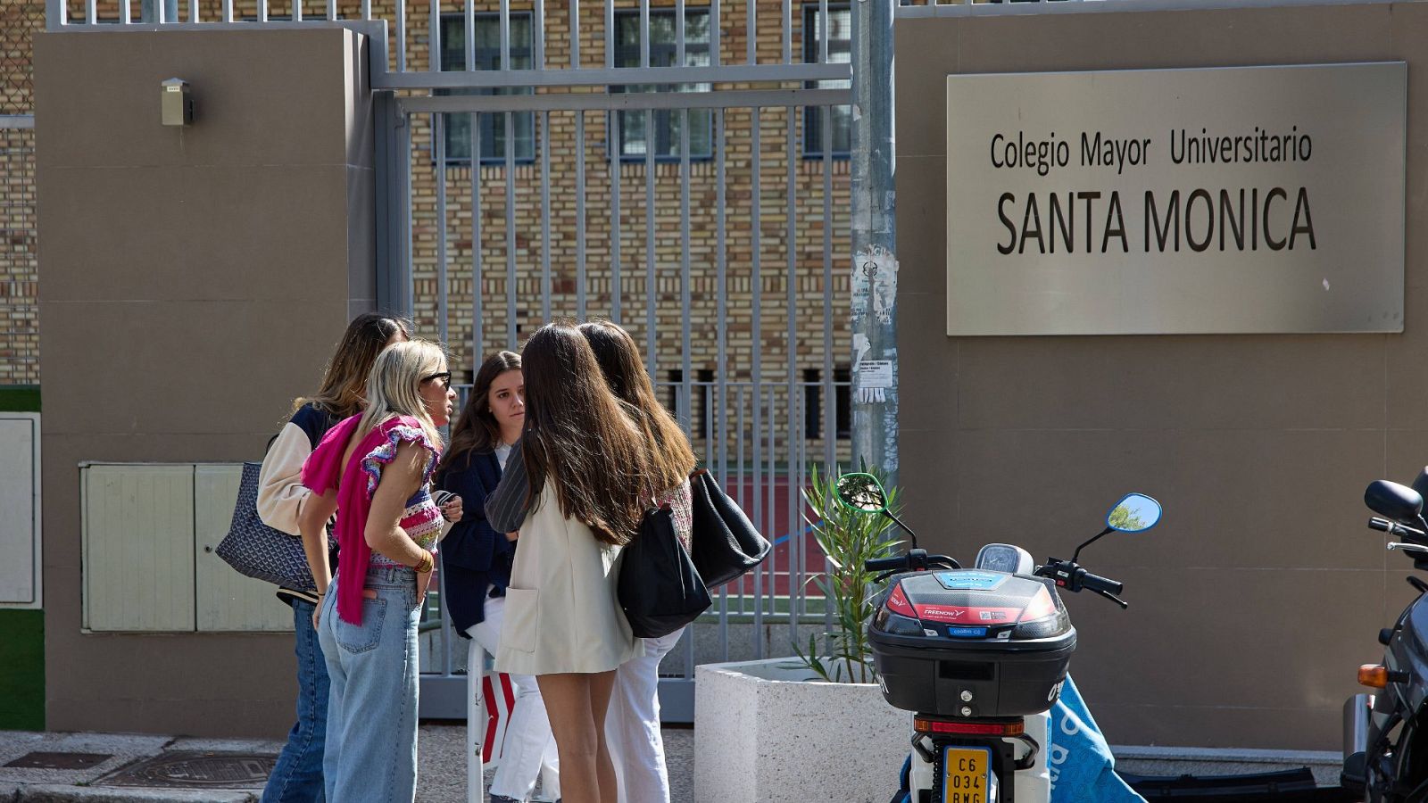 Varias alumnas en la entrada del Colegio Mayor Santa Mónica