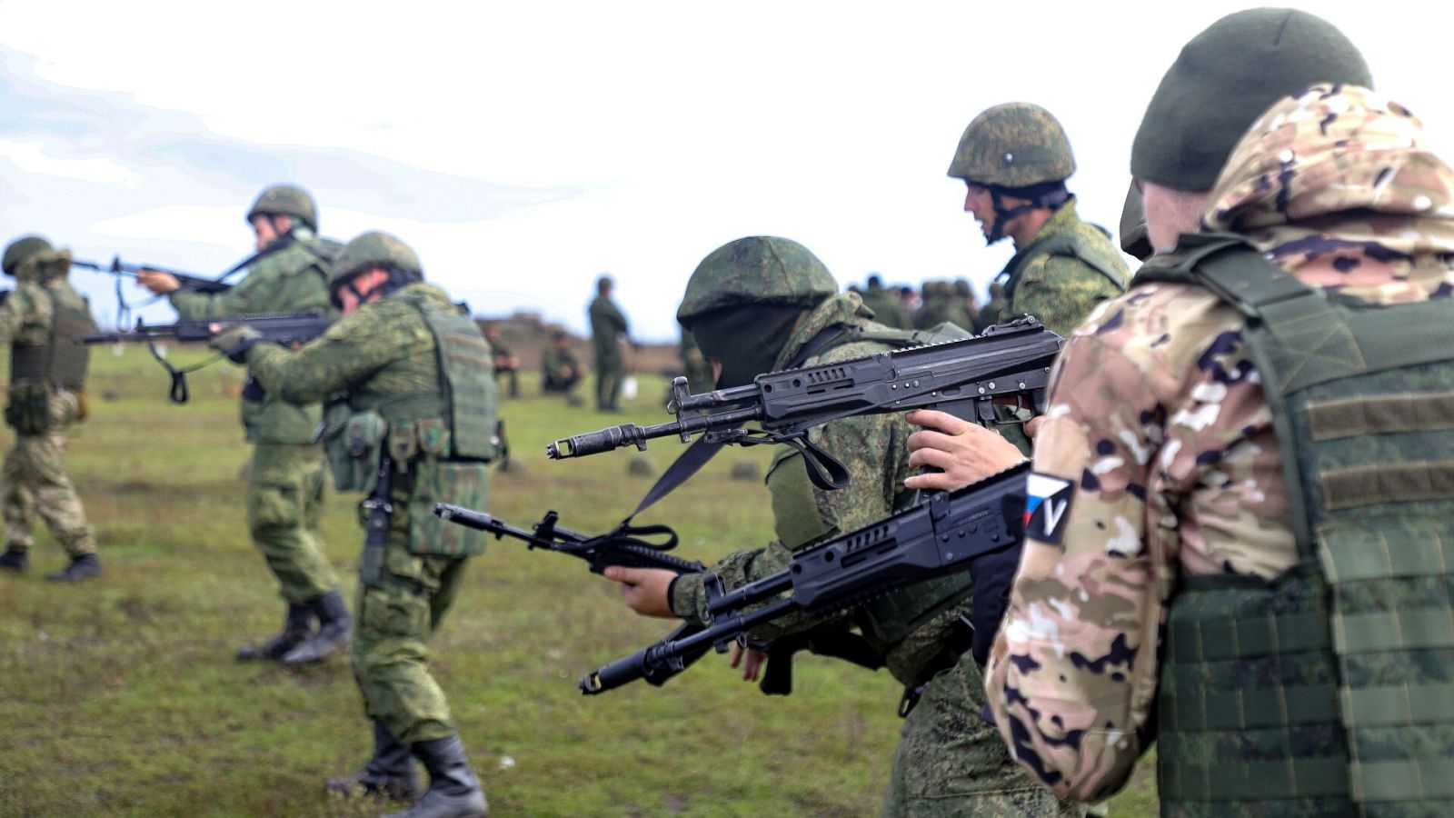 Reclutas del ejército ruso sostienen sus armas durante un entrenamiento militar en un campo de tiro en Donetsk