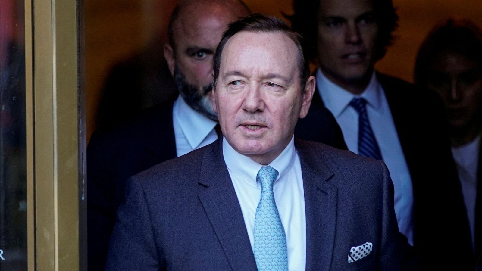 El actor Kevin Spacey sale del Tribunal Federal de Manhattan durante su juicio por abuso sexual en Nueva York.