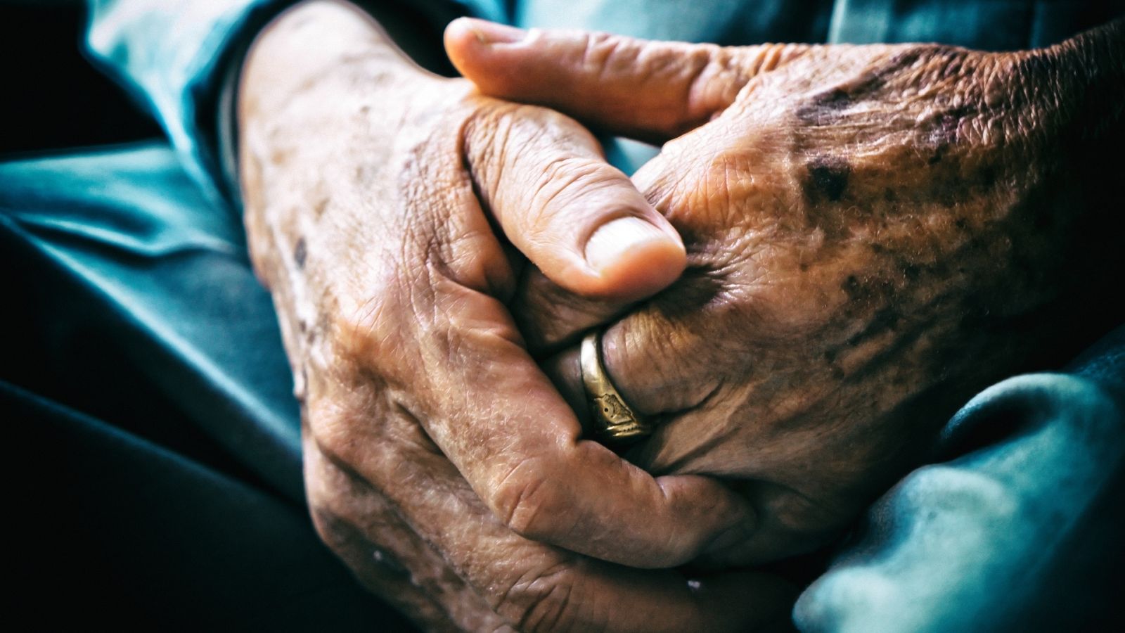 Imagen de archivo de las manos de una persona mayor