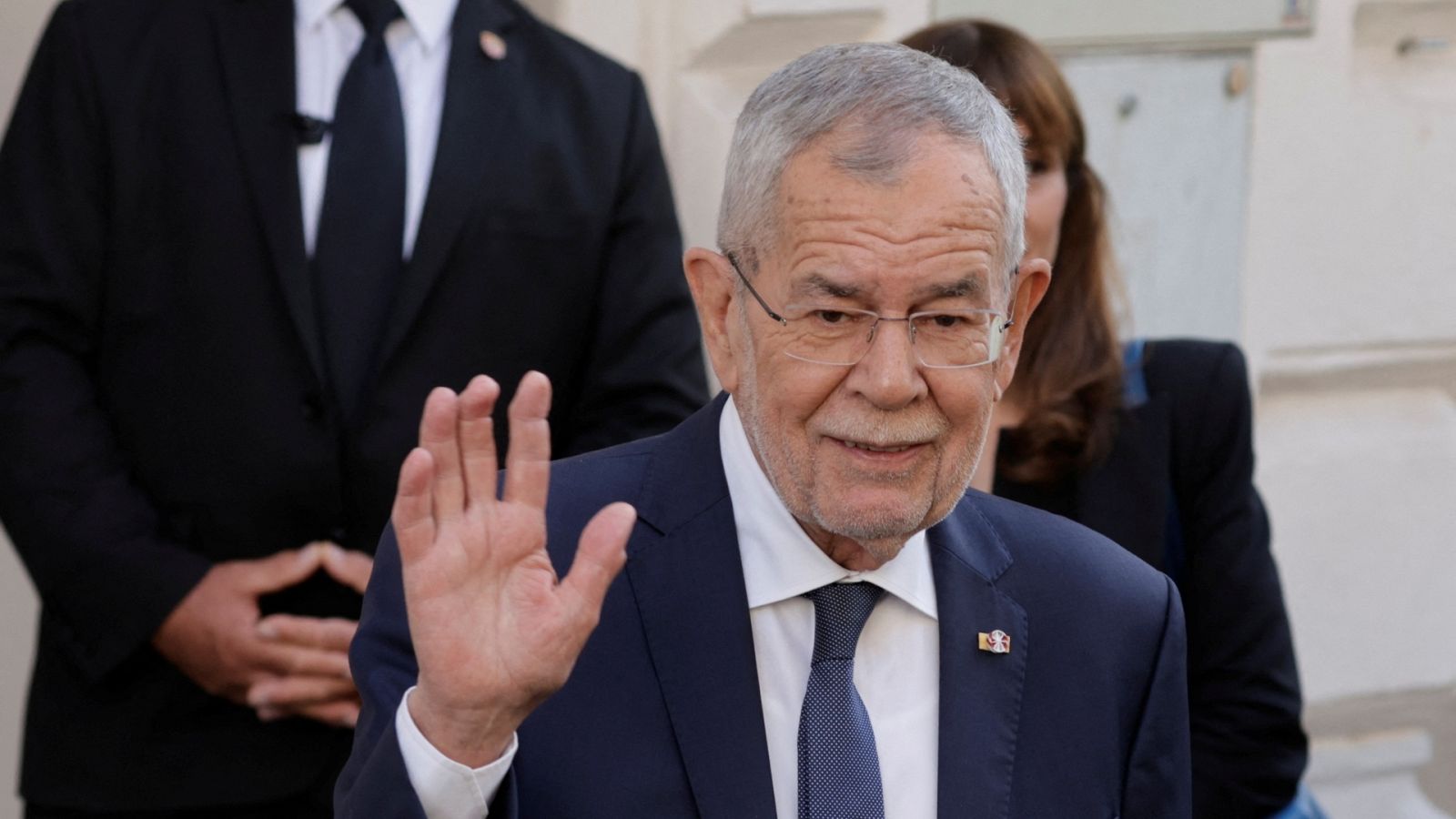El presidente austriaco Alexander Van der Bellen saluda fuera de un colegio electoral