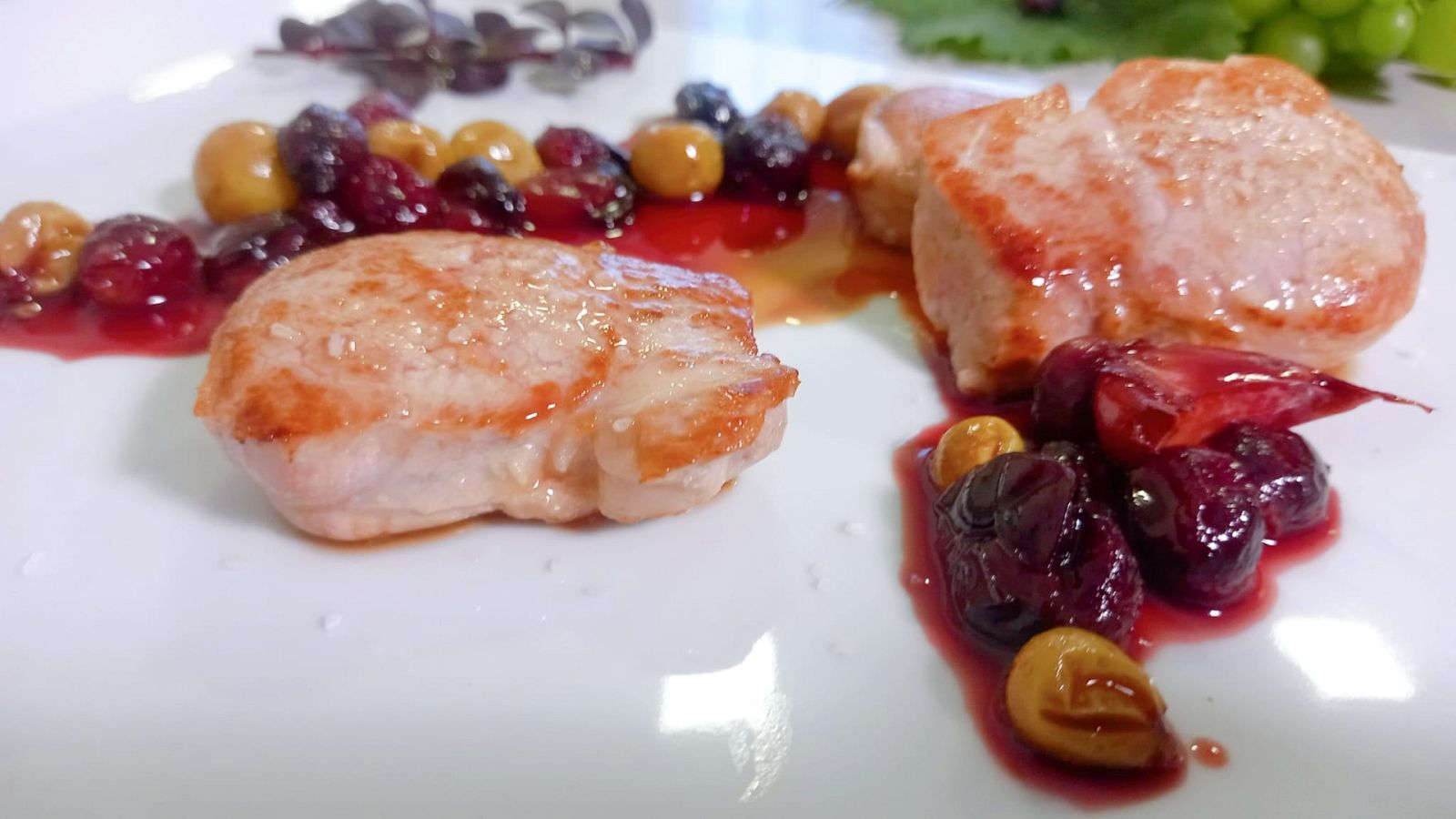 Guarnición de uvas y vino dulce