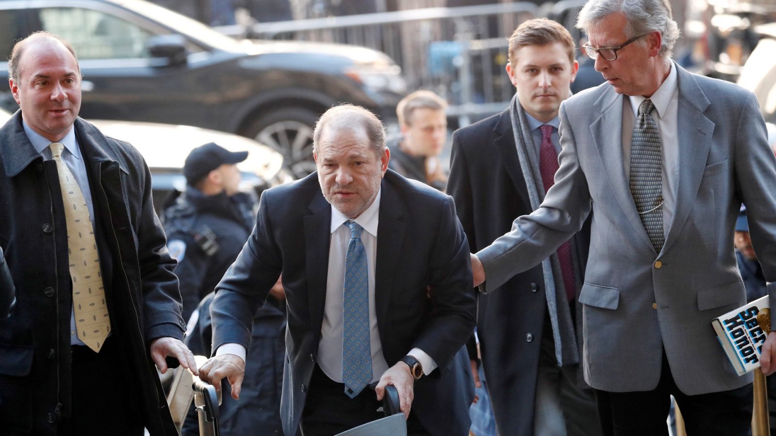 Harvey Weinstein llega al Tribunal Penal de Nueva York el día de la deliberación del jurado en su juicio por agresión sexual en el distrito de Manhattan de la ciudad de Nueva York, Nueva York, EE. UU., 24 de febrero de 2020.
