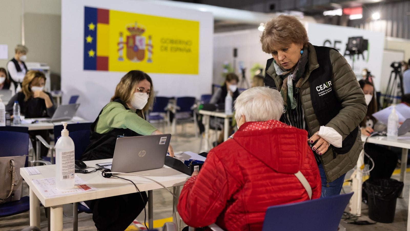 Voluntarias atienden en Málaga a una mujer en el centro de acogida para ciudadanos ucranianos que huyen de la invasión rusa
