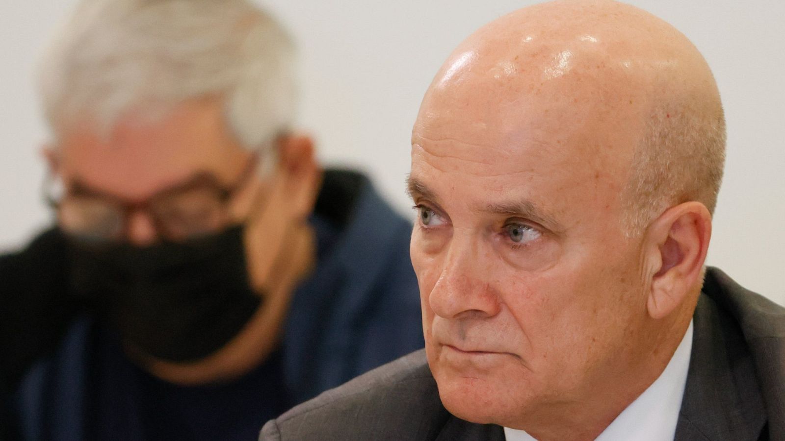 El ex jefe de Seguridad de Adif, Andrés Cortabitarte durante el primer día del juicio por el accidente de tren en Santiago