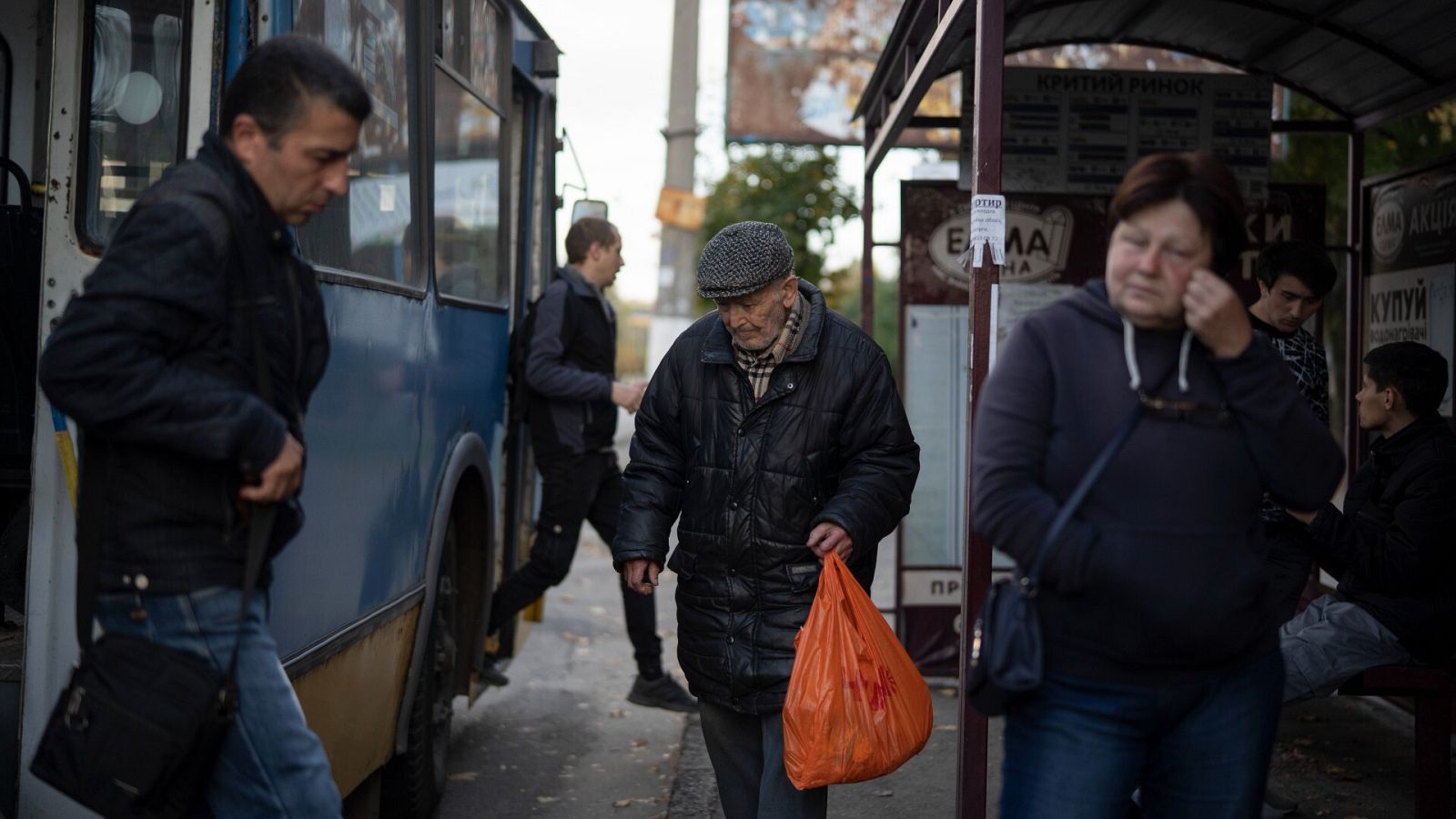 Ciudadanos ucranianos esperan para coger un autobús