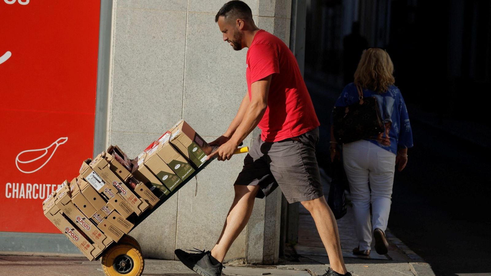 Un trabajador de un supermercado en Ronda