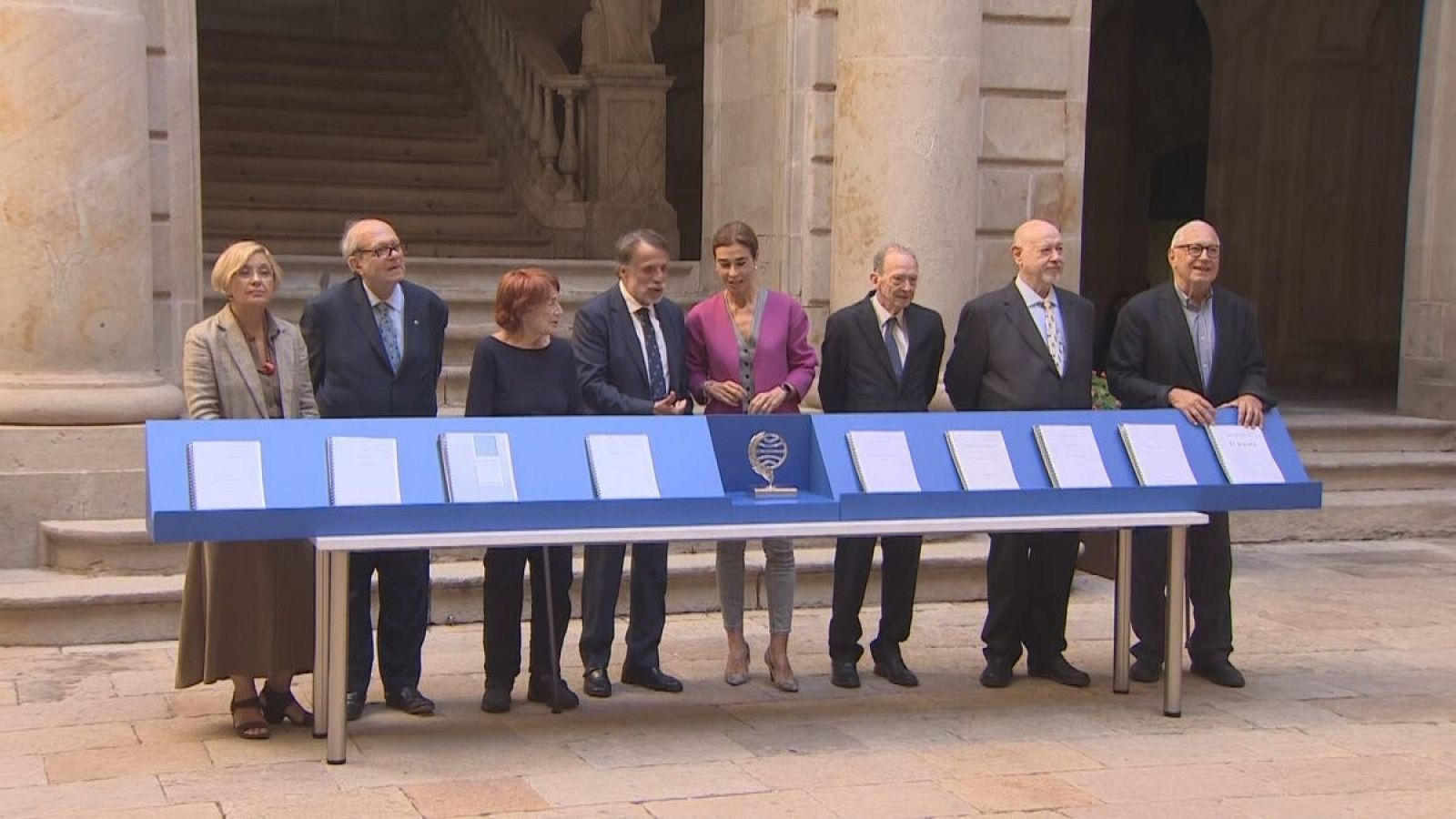 El jurado del Premio Planeta, con los nueve manuscritos finalistas.