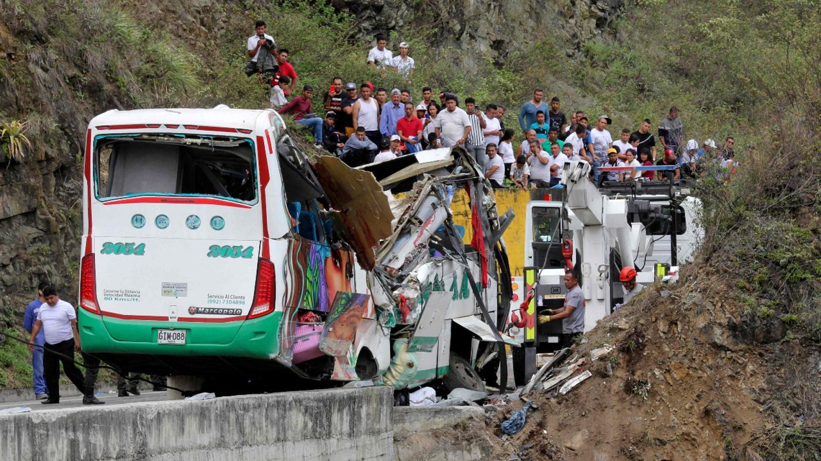 Una imagen del lugar donde ha tenido lugar el accidente de autobús en Colombia.